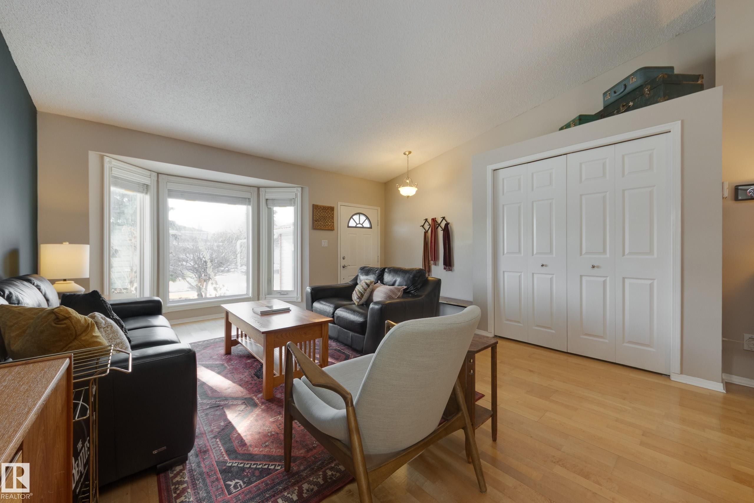 18316 60 Avenue, Edmonton, AB - Indoor Photo Showing Living Room