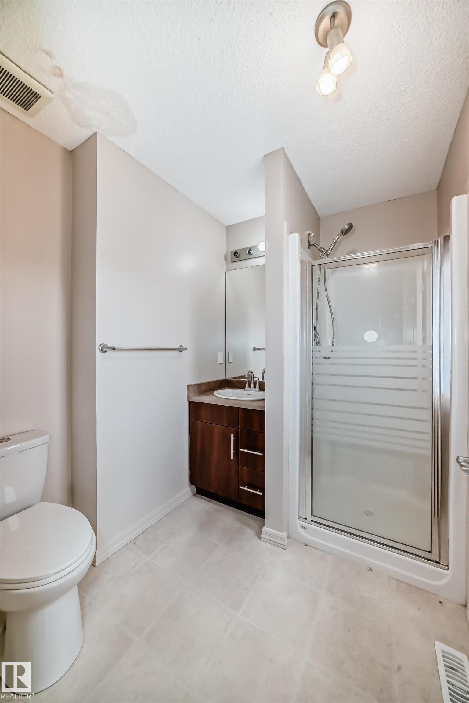 Image quality insufficient for description - 1285 Cunningham Drive, Edmonton, AB - Indoor Photo Showing Bathroom