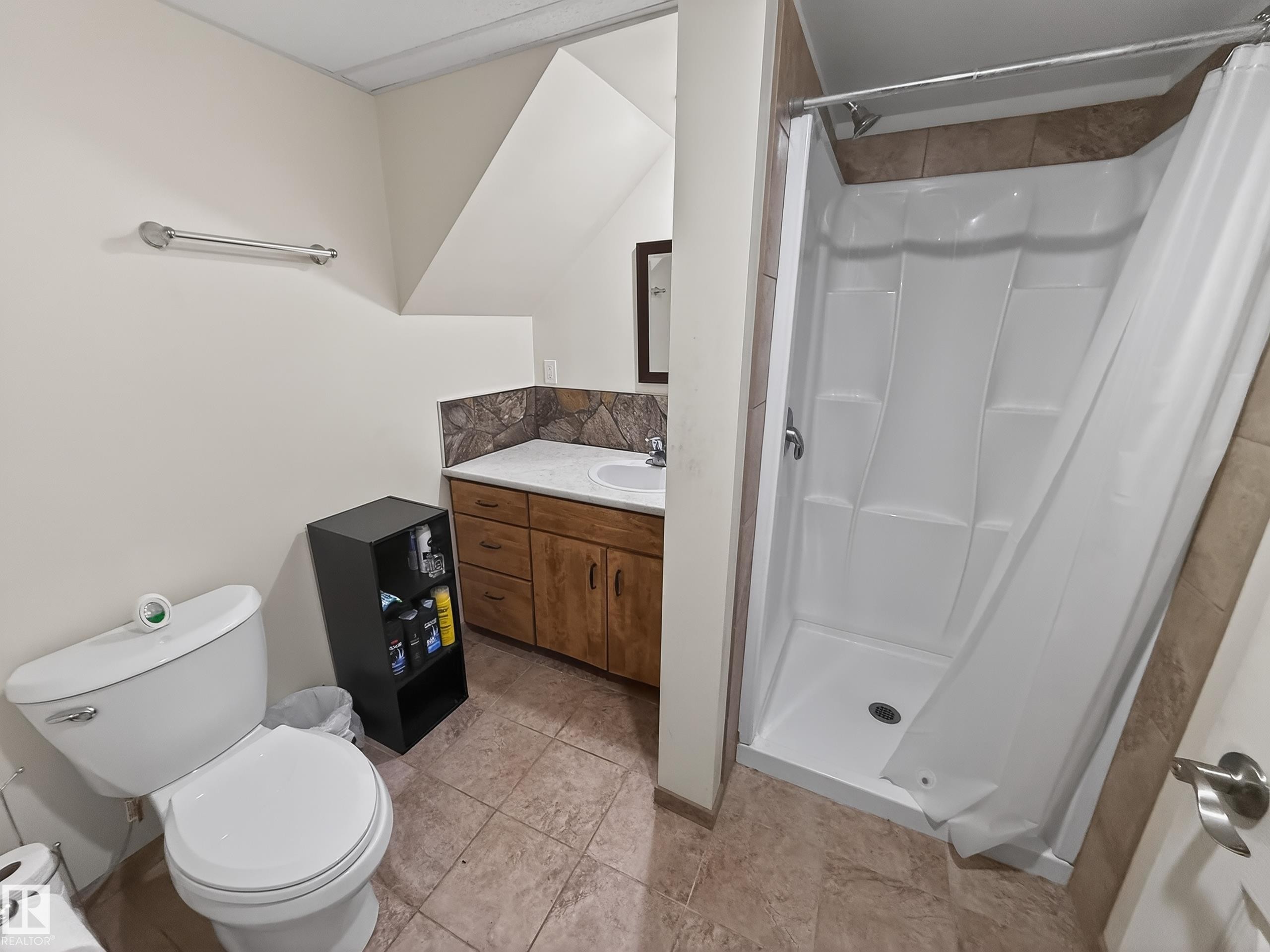 8316 122 Avenue, Edmonton, AB - Indoor Photo Showing Bathroom