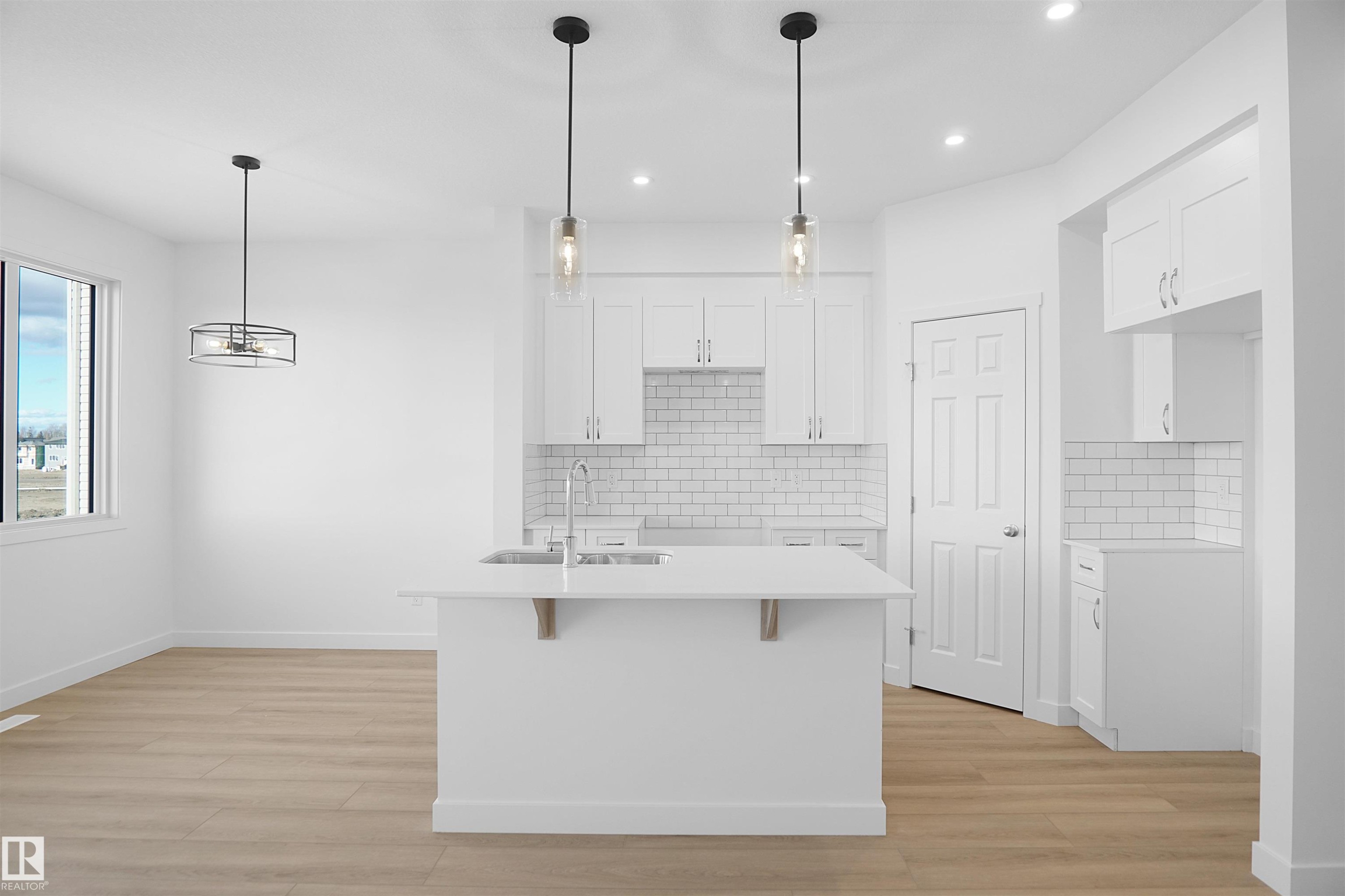 2128 210 Street, Edmonton, AB - Indoor Photo Showing Kitchen With Upgraded Kitchen