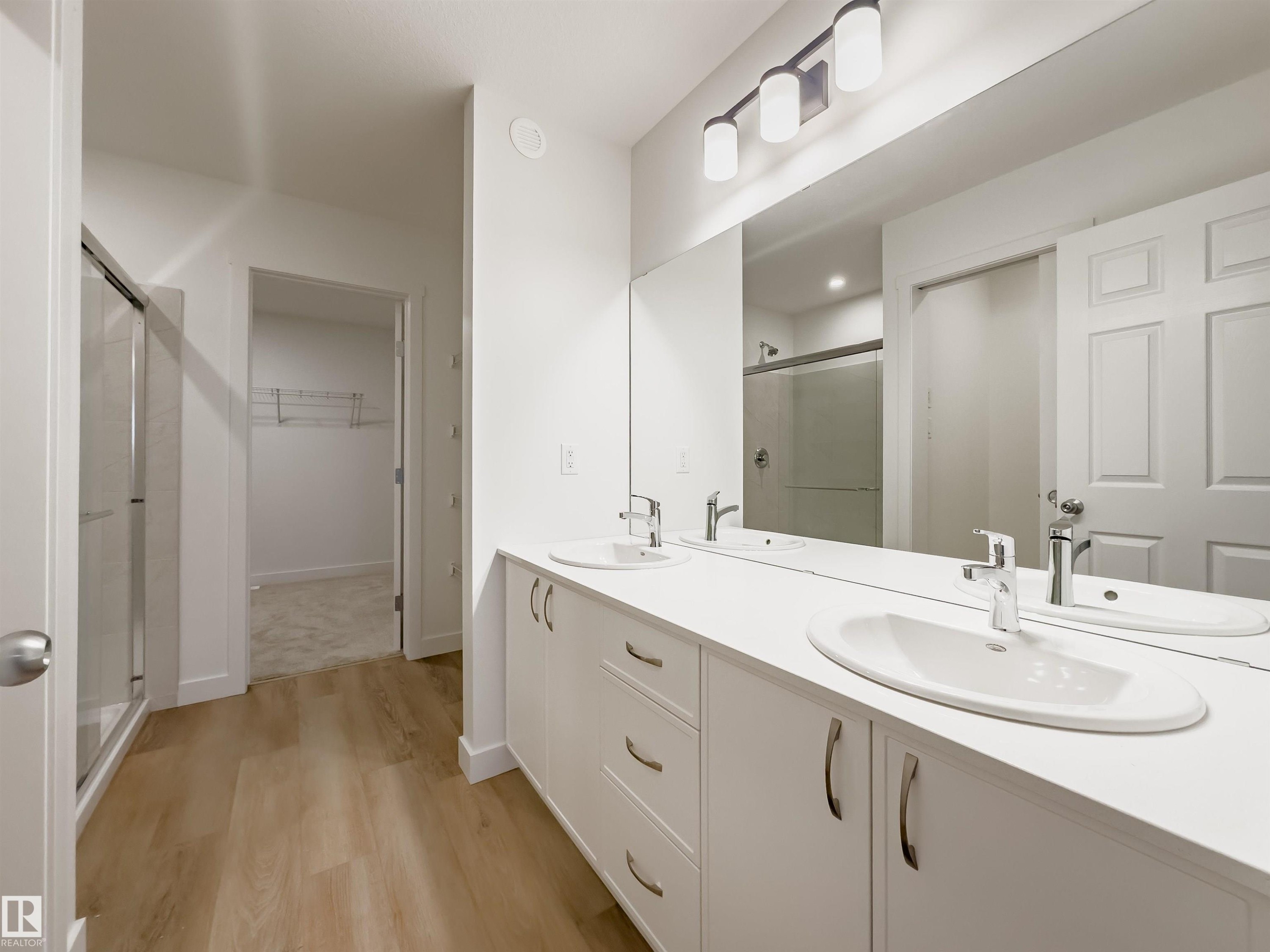 4645 Kinsella Landing, Edmonton, AB - Indoor Photo Showing Bathroom