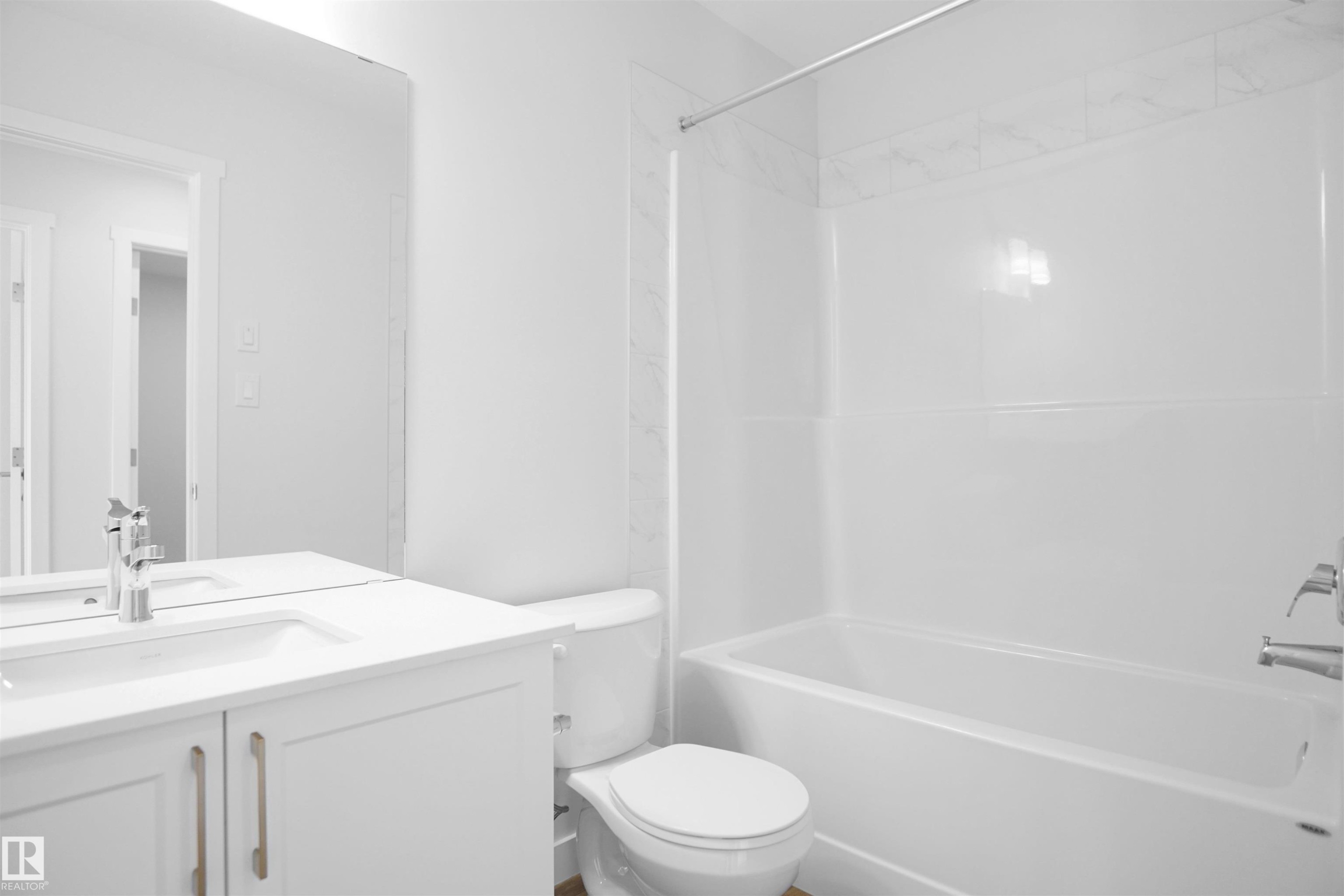 4645 Kinsella Landing, Edmonton, AB - Indoor Photo Showing Bathroom