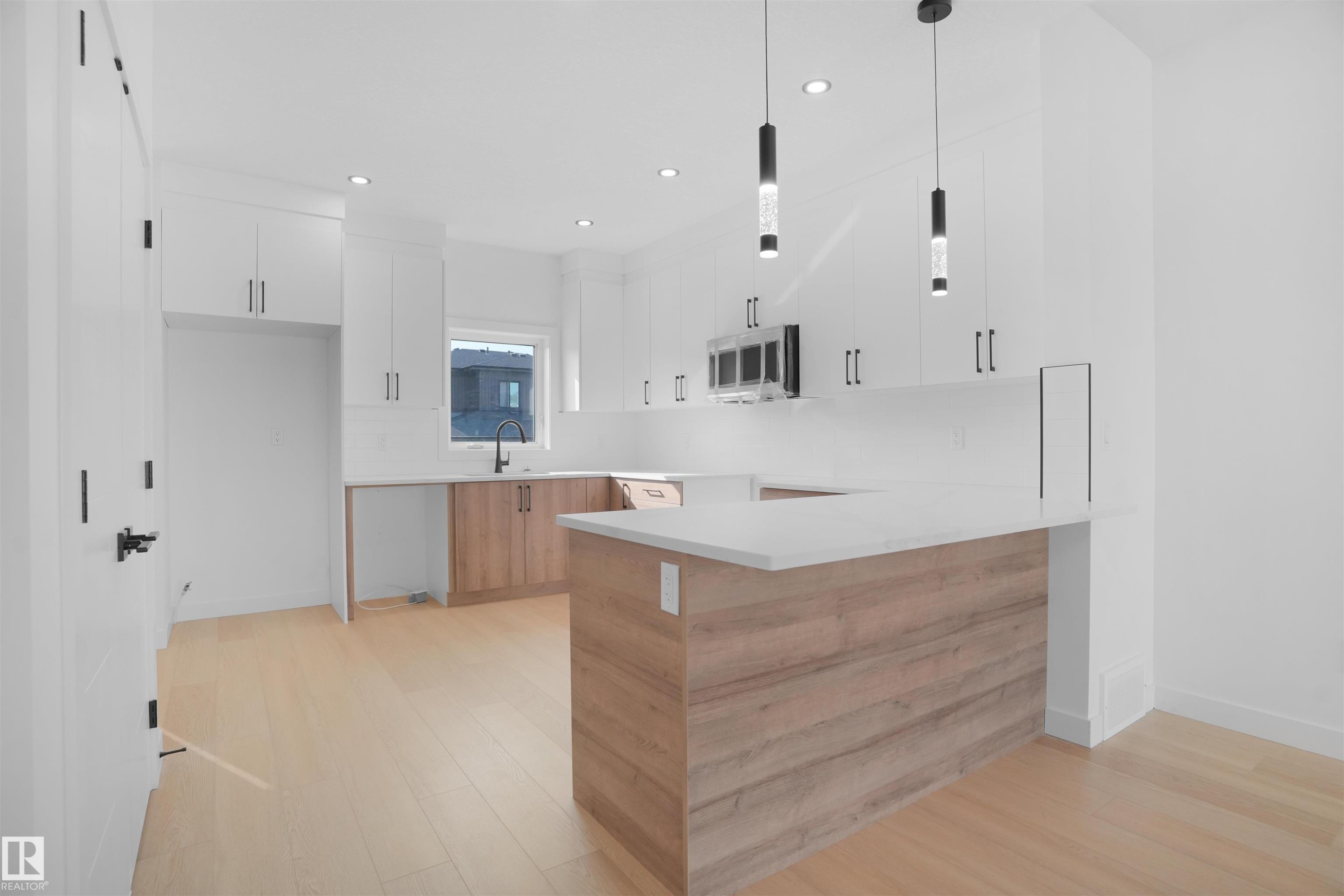 84 Blackbird Bend, Fort Saskatchewan, AB - Indoor Photo Showing Kitchen With Upgraded Kitchen