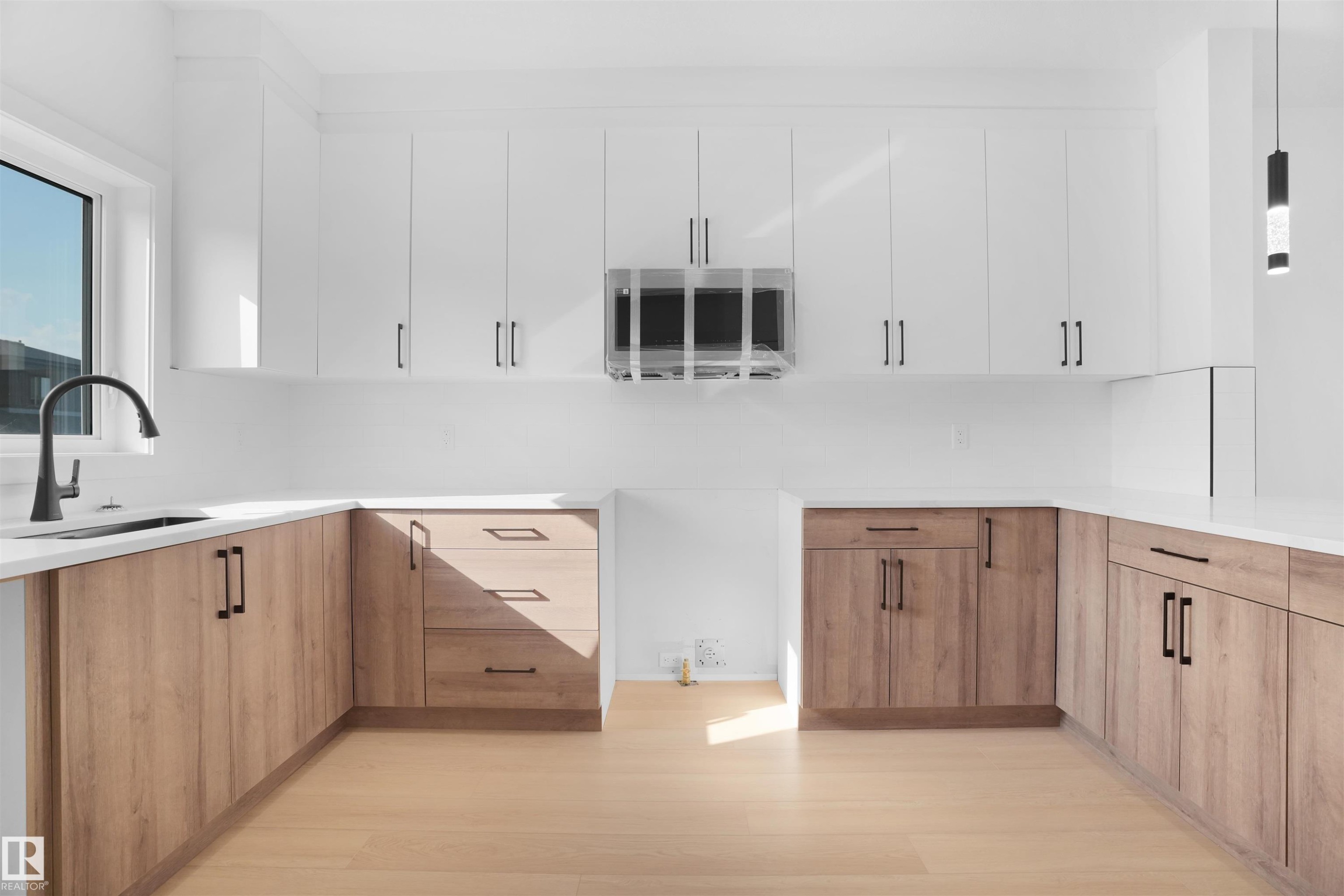 84 Blackbird Bend, Fort Saskatchewan, AB - Indoor Photo Showing Kitchen