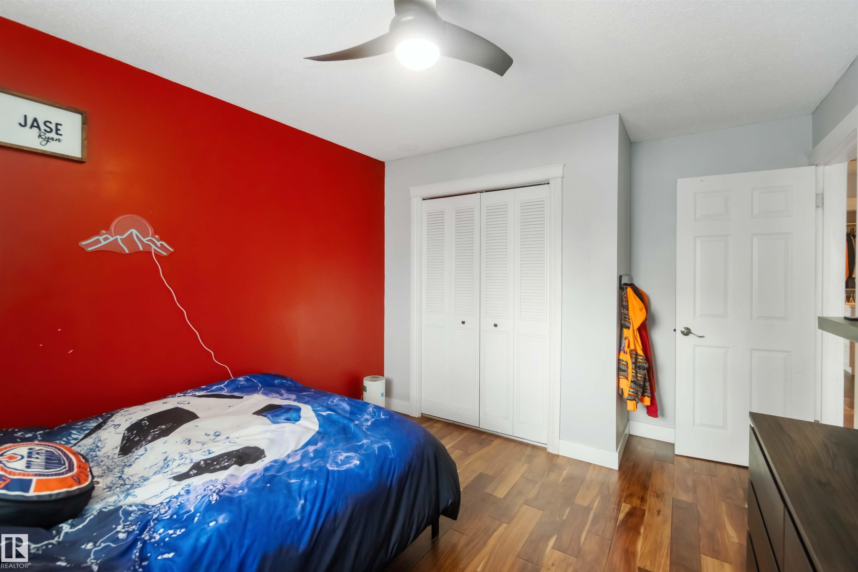 Bedroom featuring dark wood finished floors, a ceiling fan, and a closet - 6 Garraway Pl, St. Albert, AB - Indoor Photo Showing Bedroom