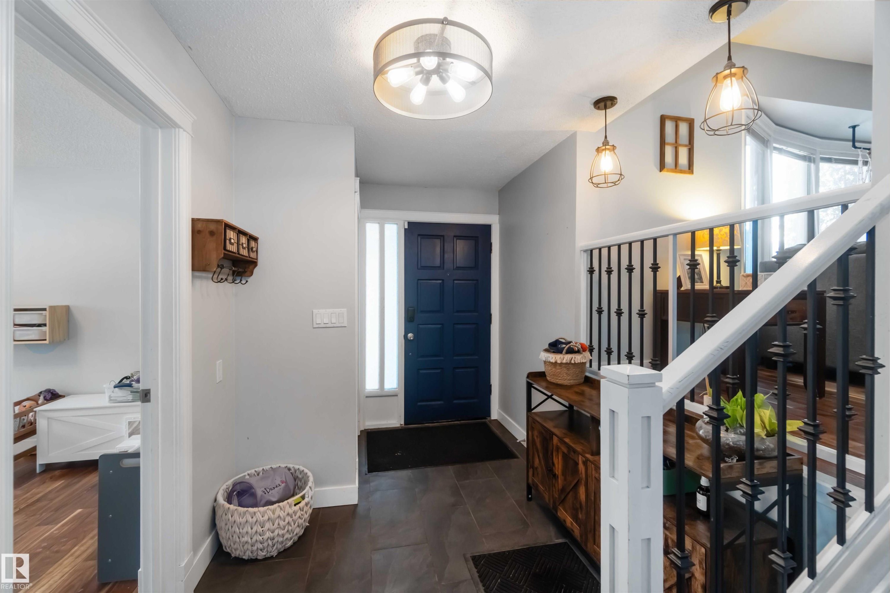 Foyer entrance featuring baseboards - 6 Garraway Pl, St. Albert, AB - Indoor Photo Showing Other Room