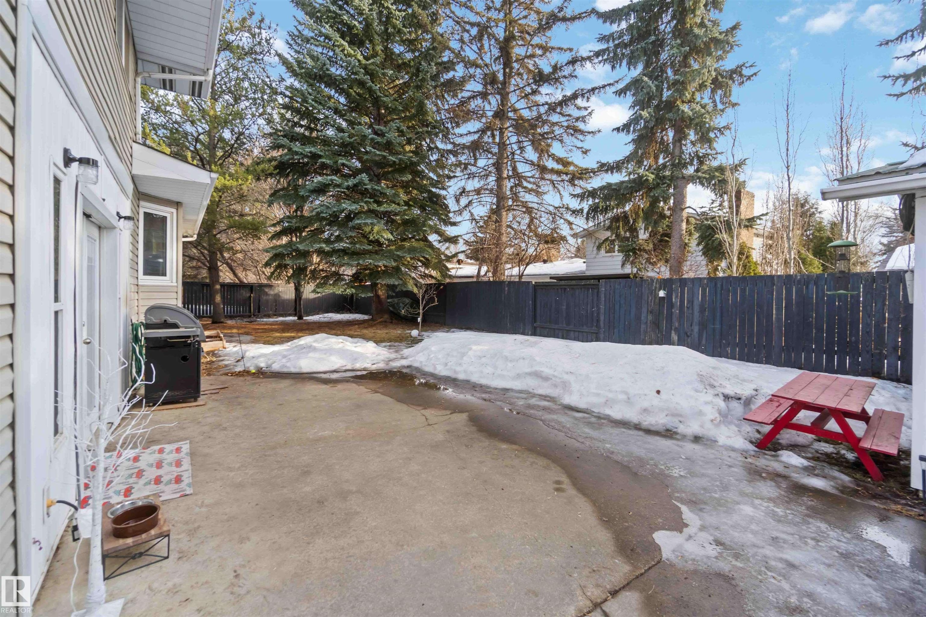 Fenced backyard with a patio and a grill - 6 Garraway Pl, St. Albert, AB - Outdoor