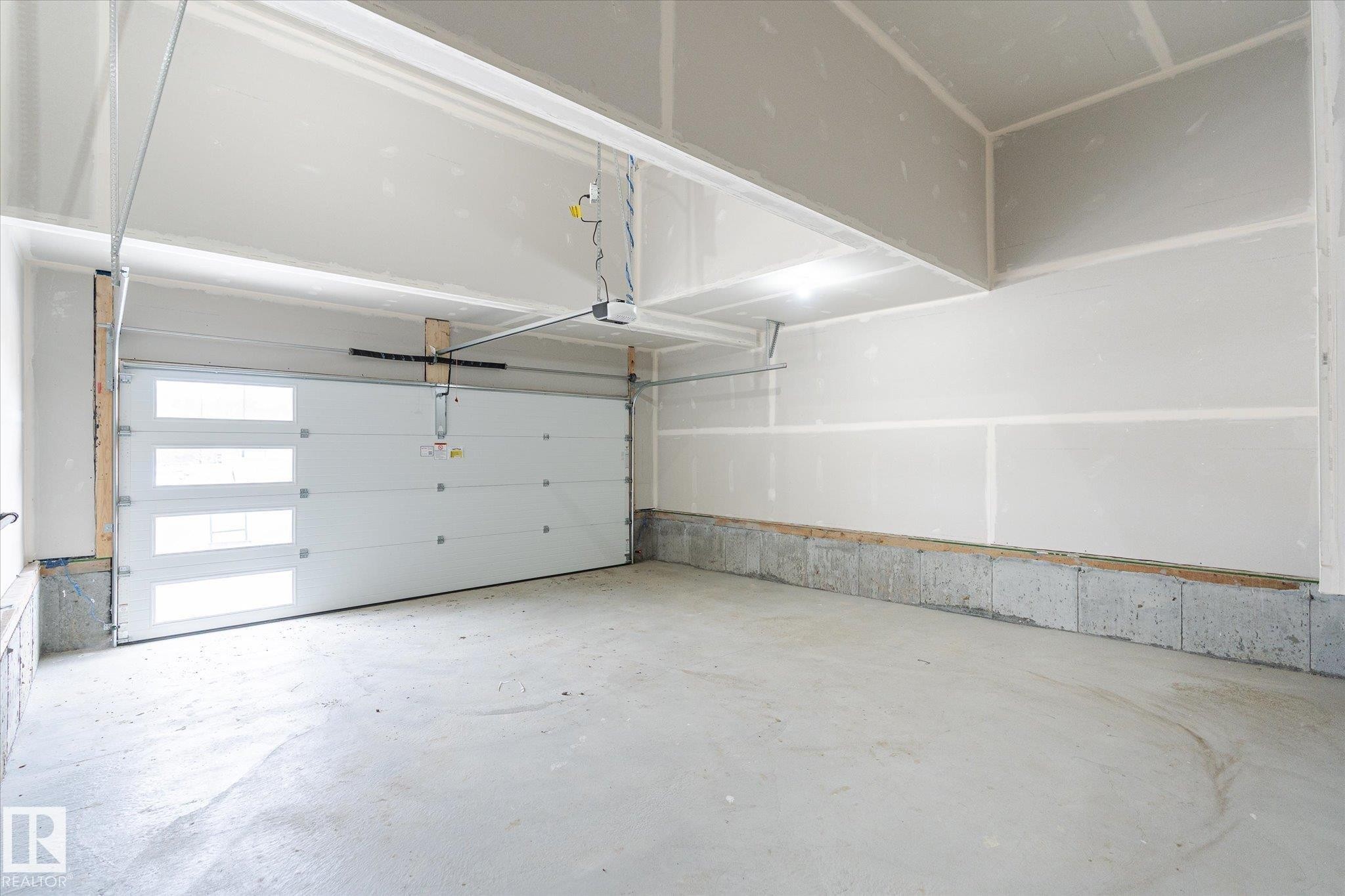 22607 89 Avenue, Edmonton, AB - Indoor Photo Showing Garage