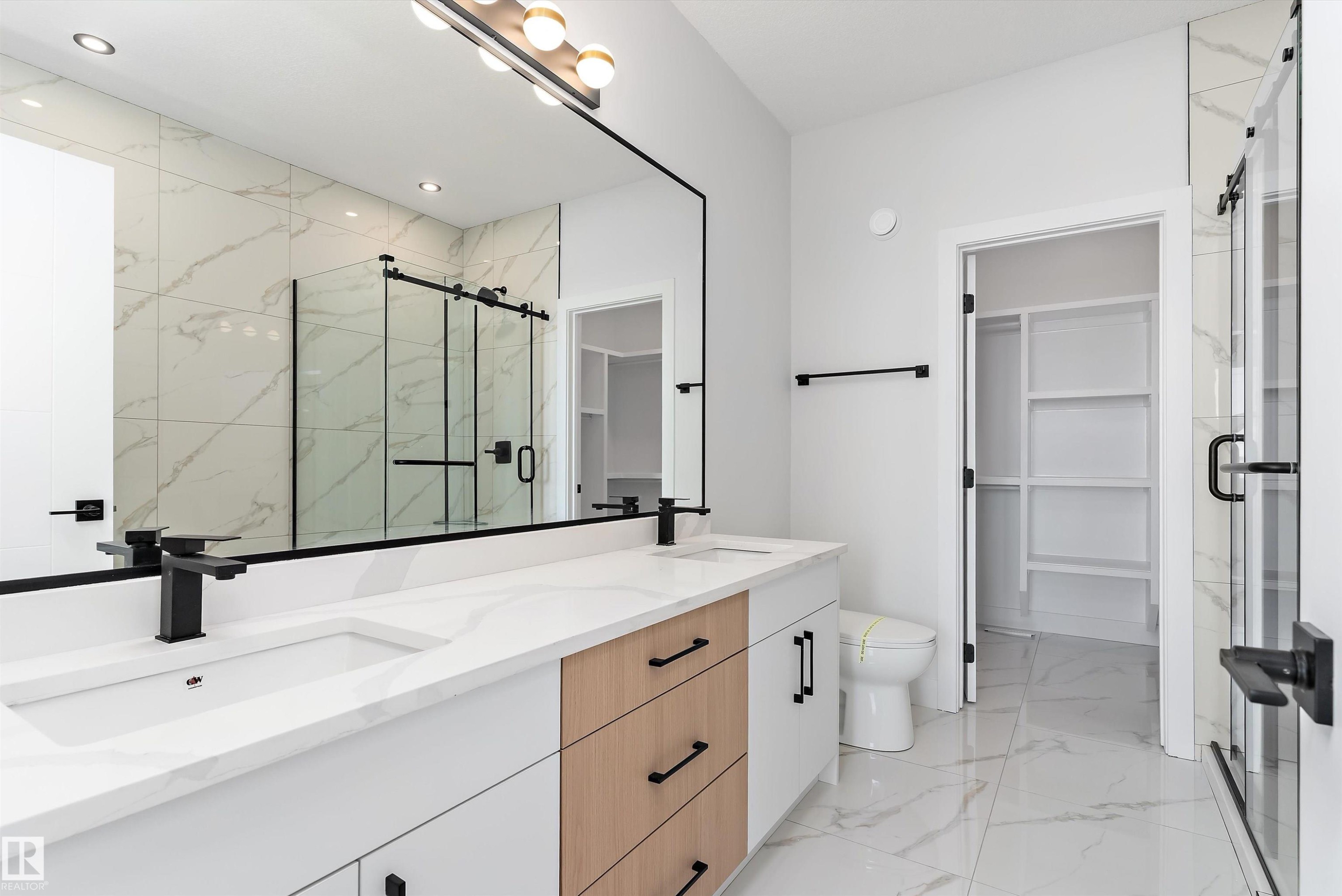 34 Astoria Place, Devon, AB - Indoor Photo Showing Bathroom
