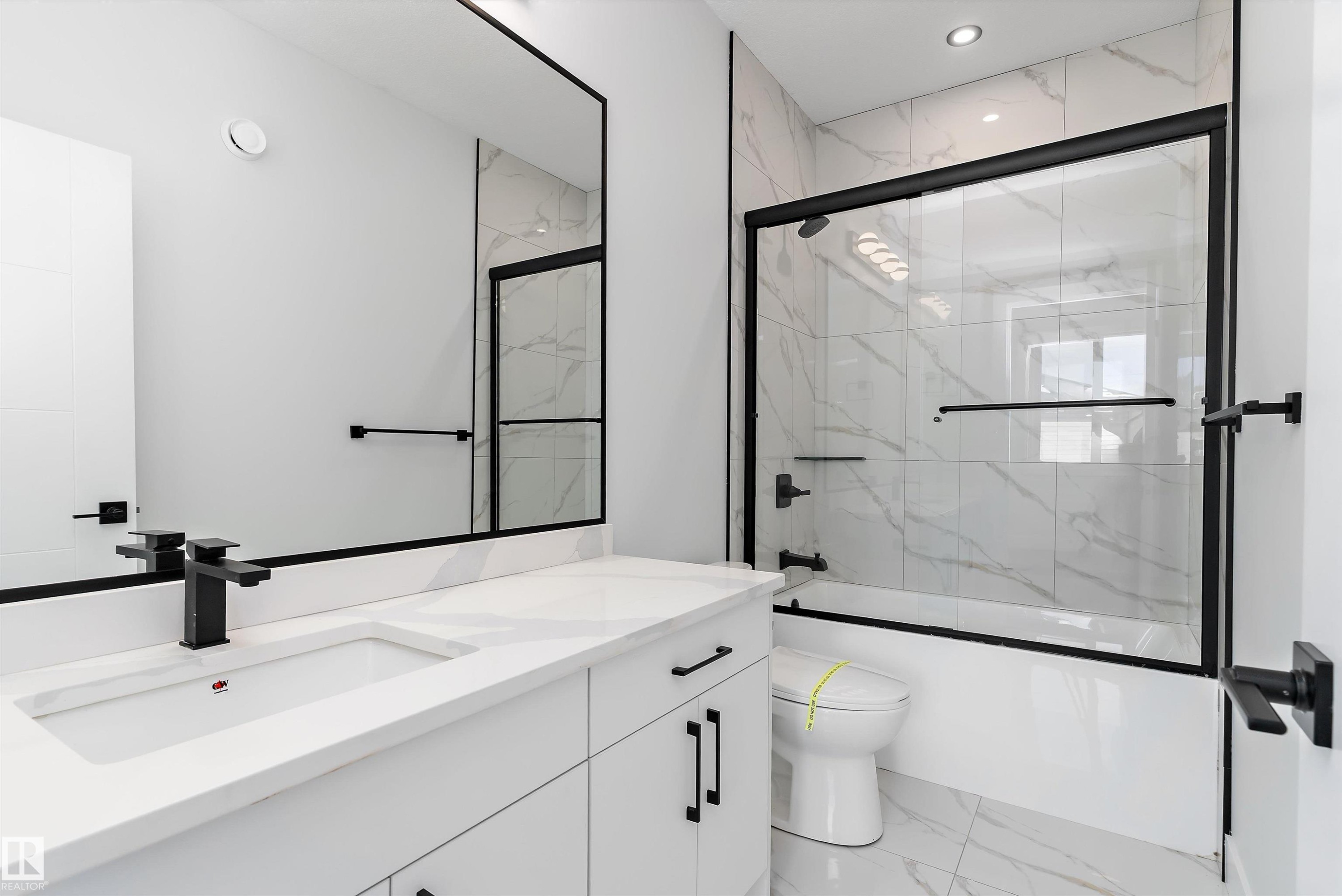 34 Astoria Place, Devon, AB - Indoor Photo Showing Bathroom