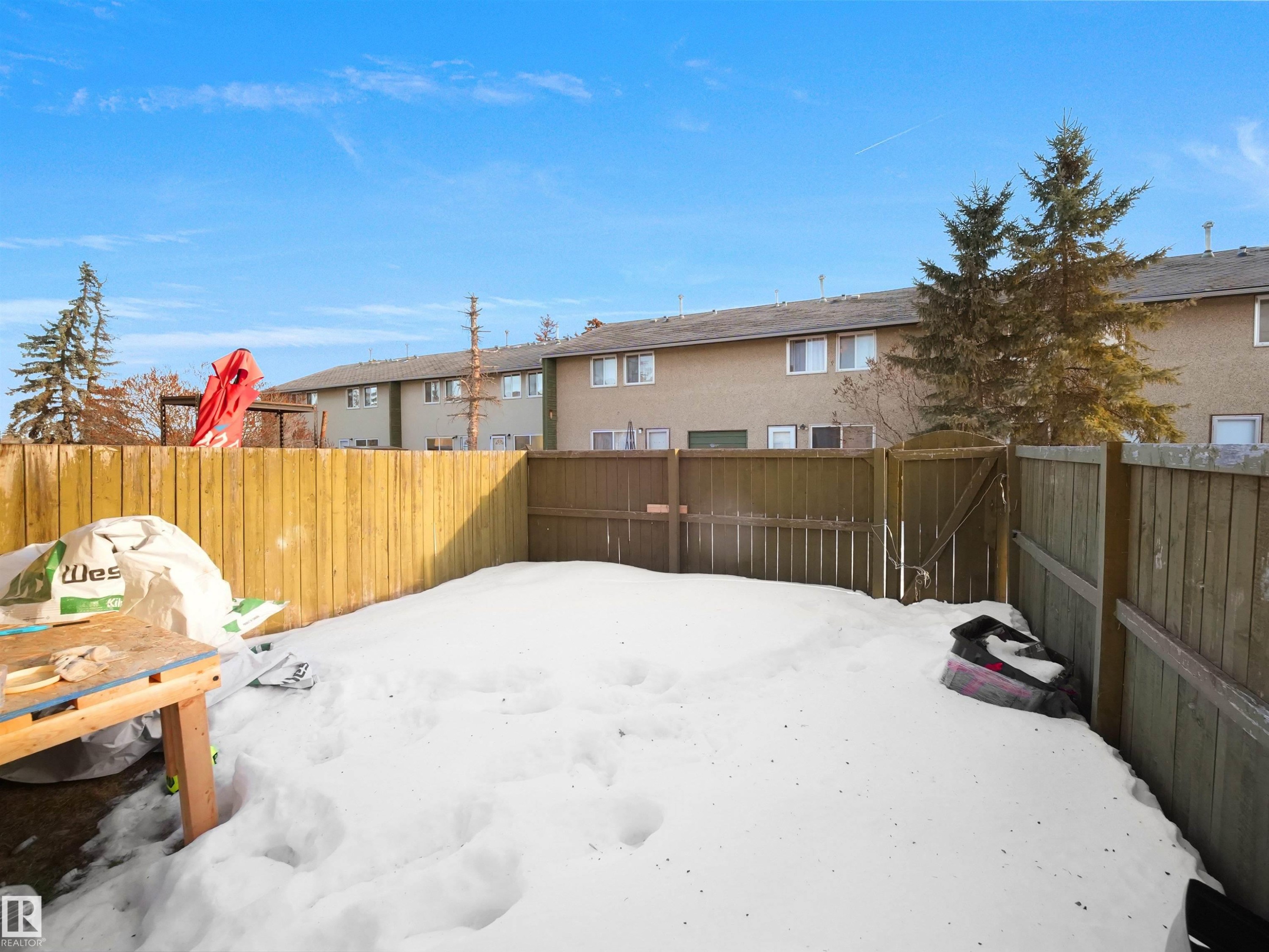 Fenced backyard with a residential view - 791 Abbottsfield Road, Edmonton, AB - Outdoor