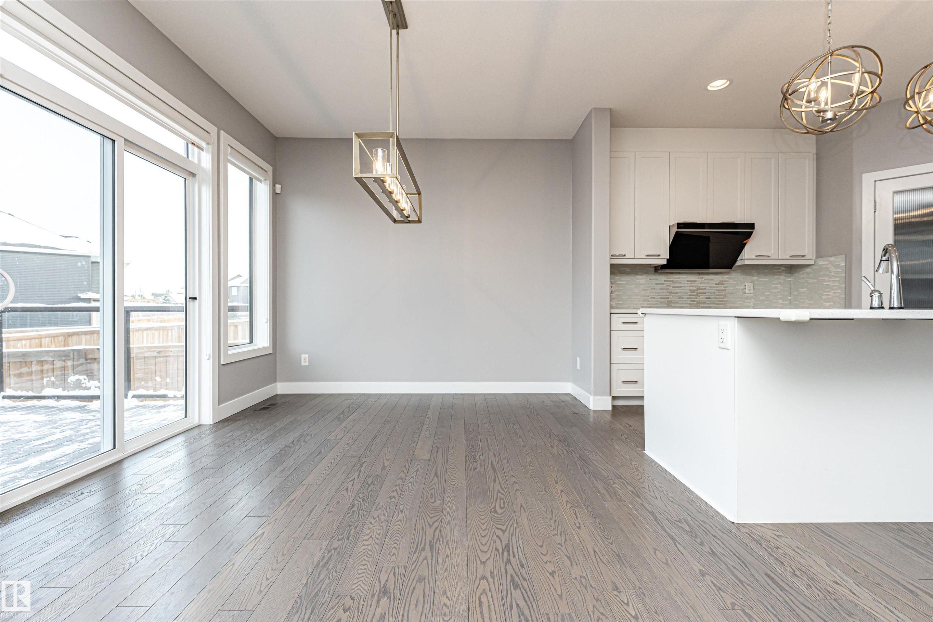 Unfurnished dining area featuring suspended lighting and light wood-style floors - 3611 Keswick Boulevard, Edmonton, AB - Indoor Photo Showing Kitchen