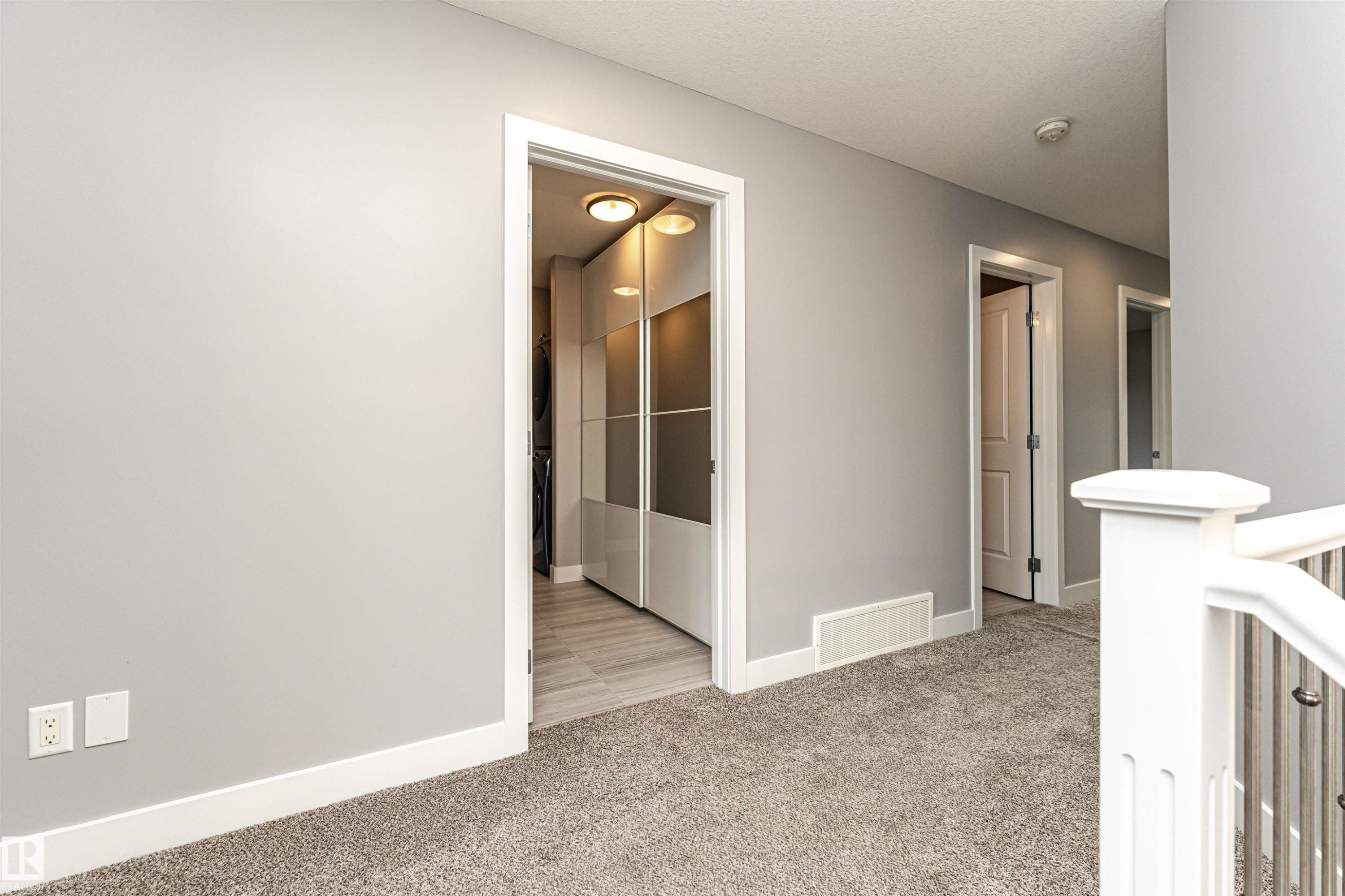Corridor featuring light colored carpet - 3611 Keswick Boulevard, Edmonton, AB - Indoor Photo Showing Other Room