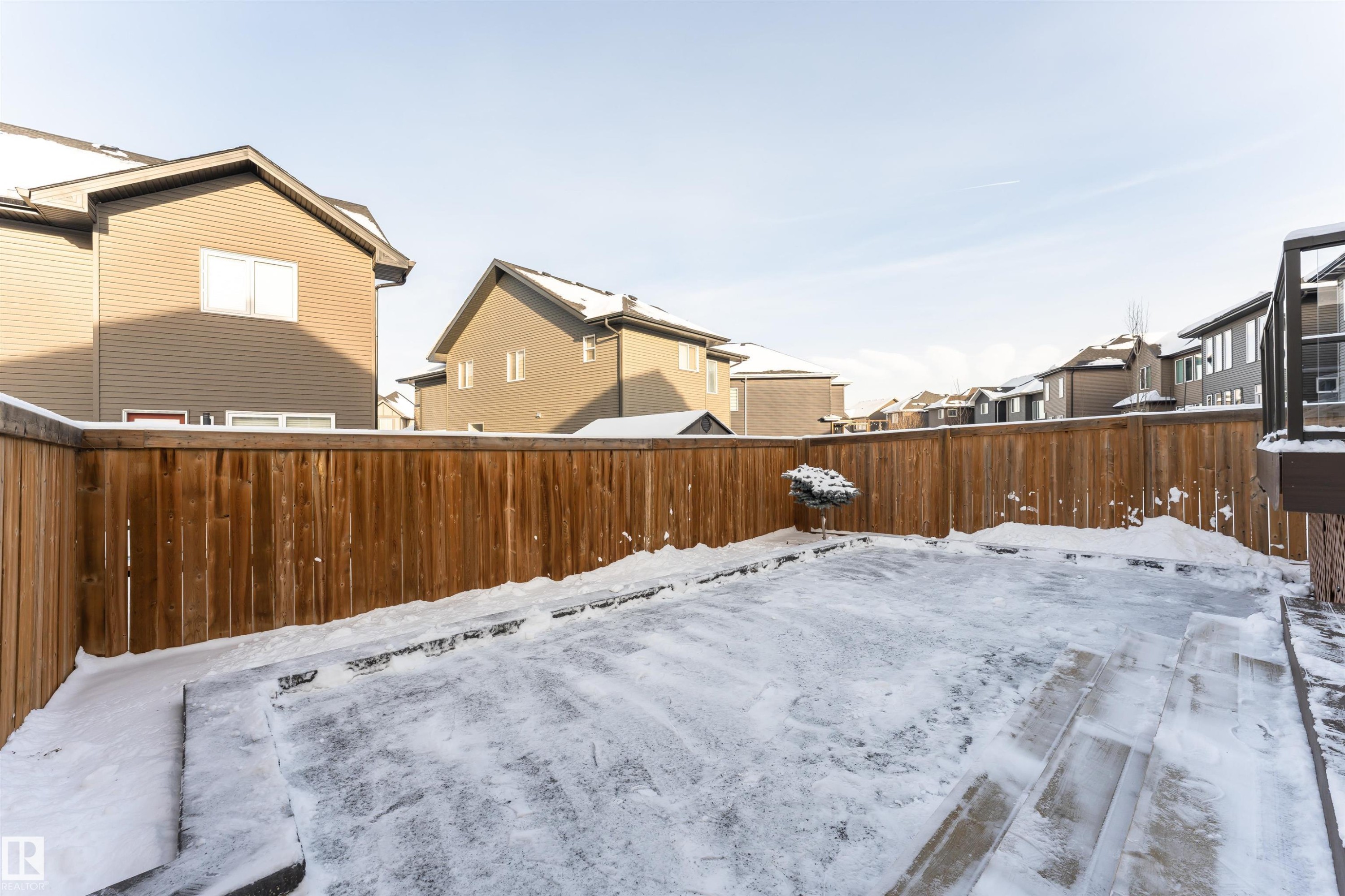 Fenced backyard with a residential view - 3611 Keswick Boulevard, Edmonton, AB - Outdoor