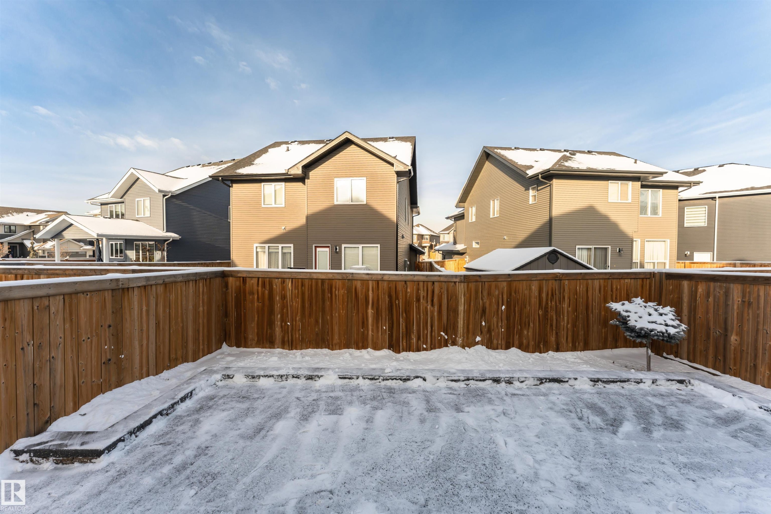 Yard covered in snow with a residential view and a fenced backyard - 3611 Keswick Boulevard, Edmonton, AB - Outdoor