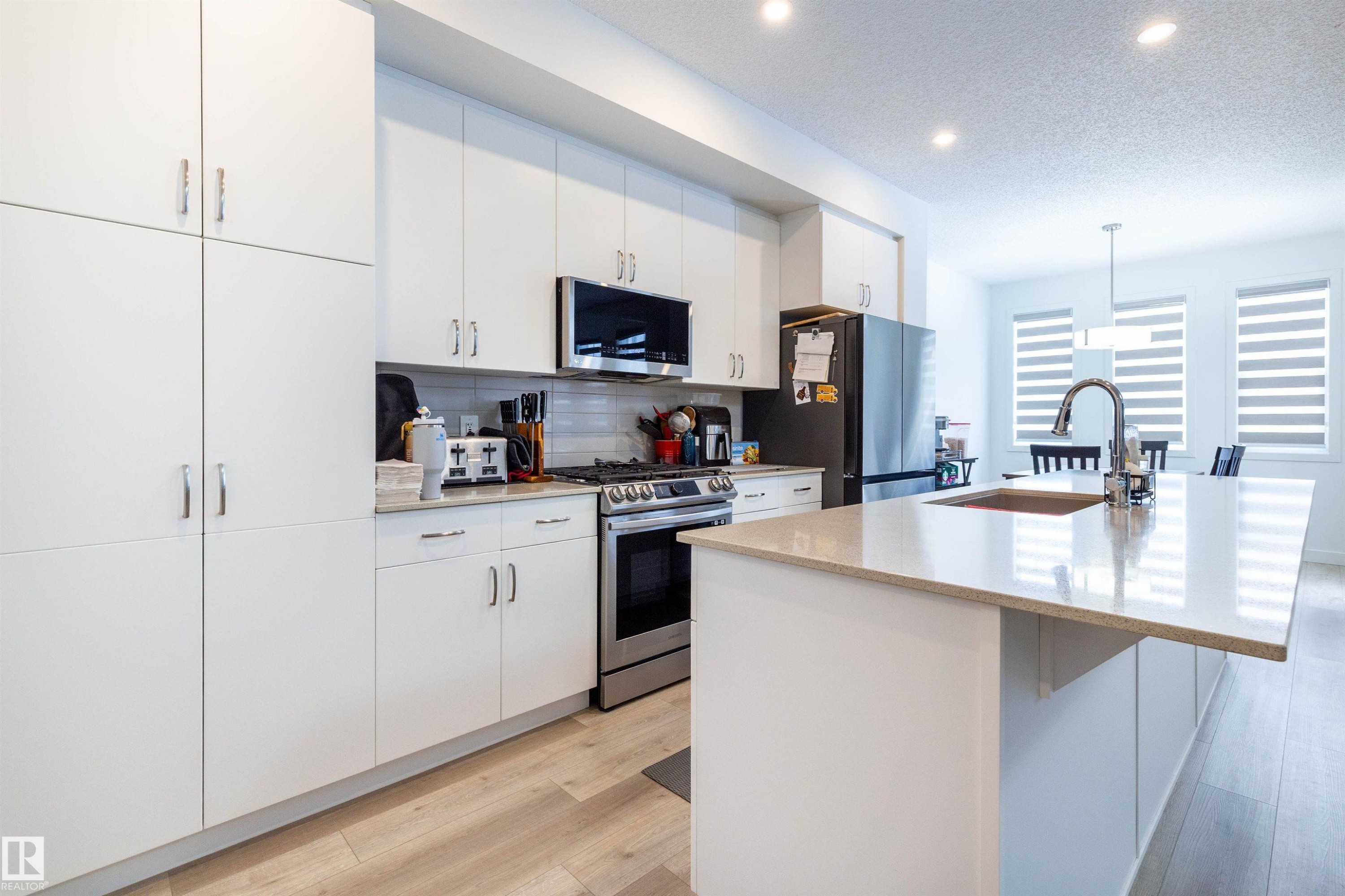 42 Jennifer Crescent, St. Albert, AB - Indoor Photo Showing Kitchen With Upgraded Kitchen