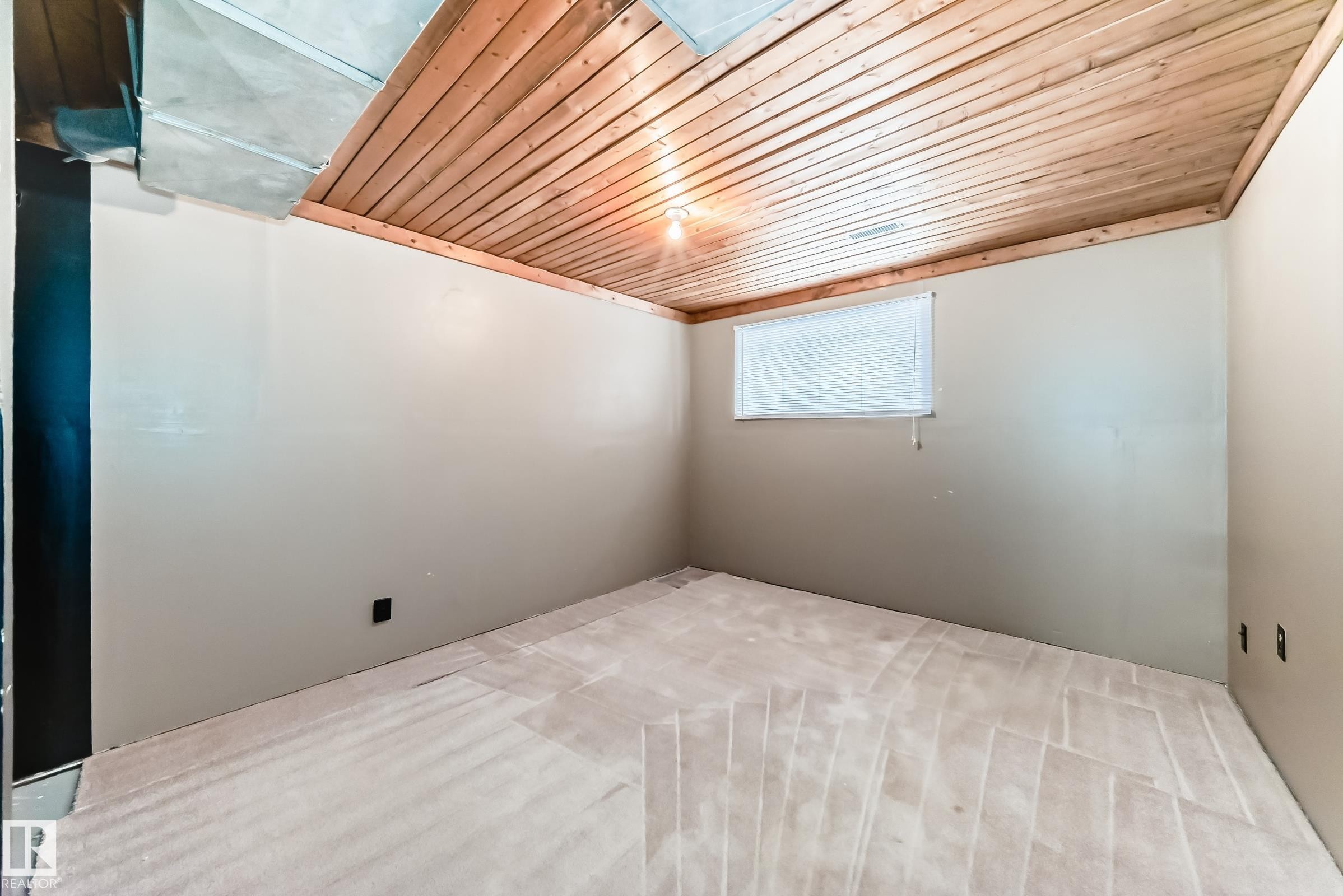 Spare room featuring wood ceiling - 5308 20 Avenue, Edmonton, AB - Indoor Photo Showing Other Room