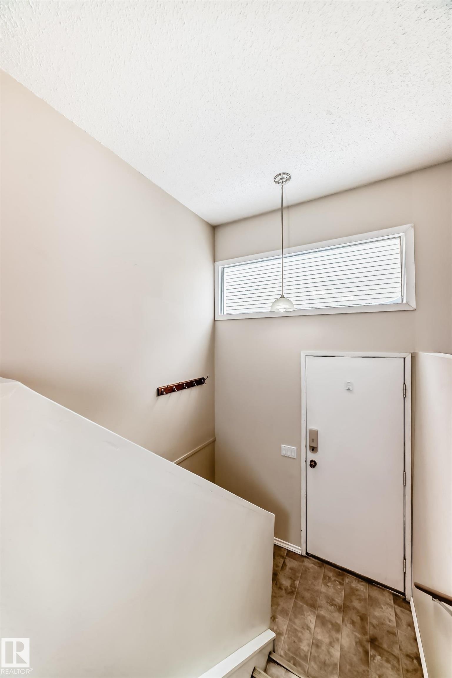 Foyer entrance featuring a textured ceiling - 5308 20 Avenue, Edmonton, AB - Indoor