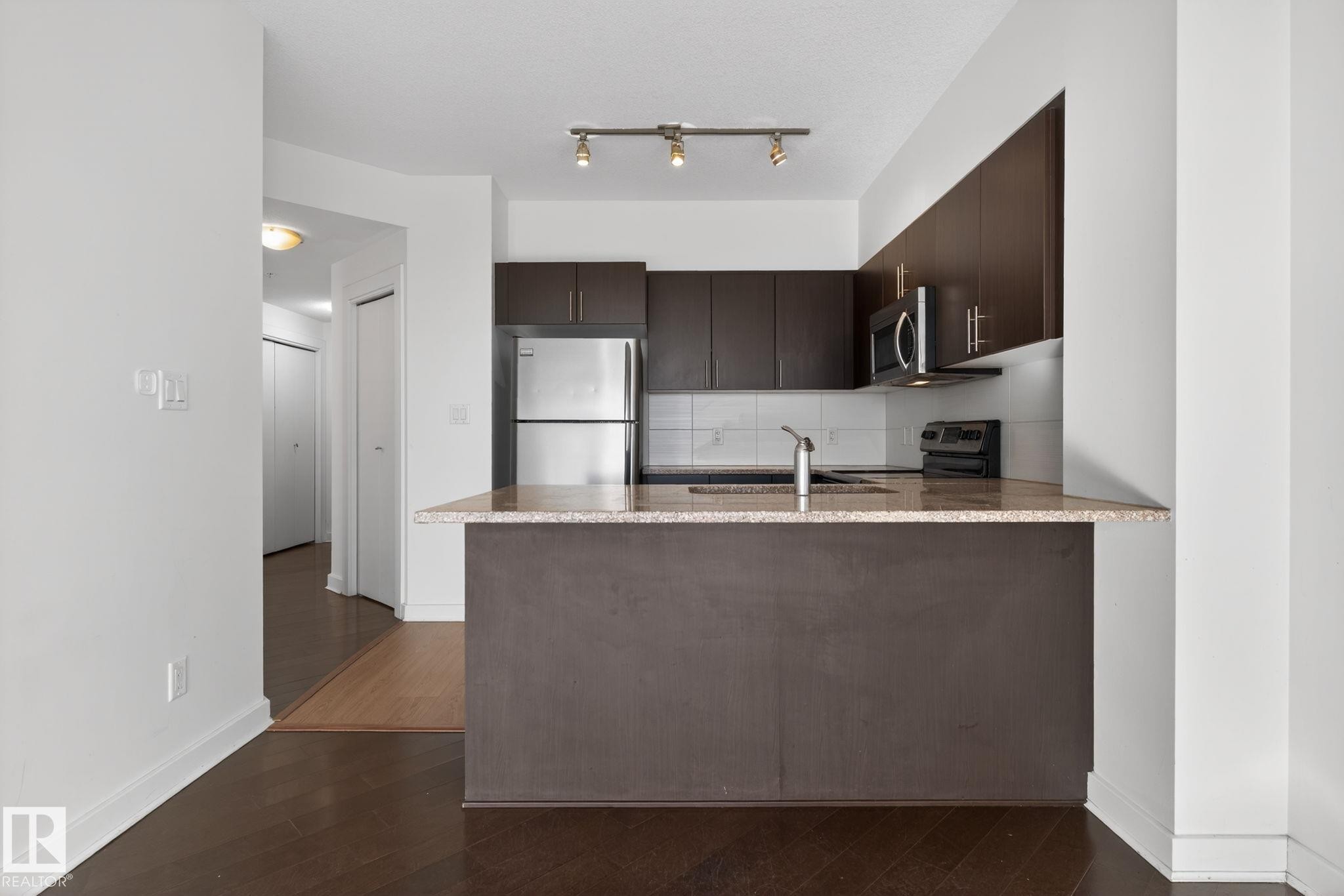 2504 10152 104 Street, Edmonton, AB - Indoor Photo Showing Kitchen