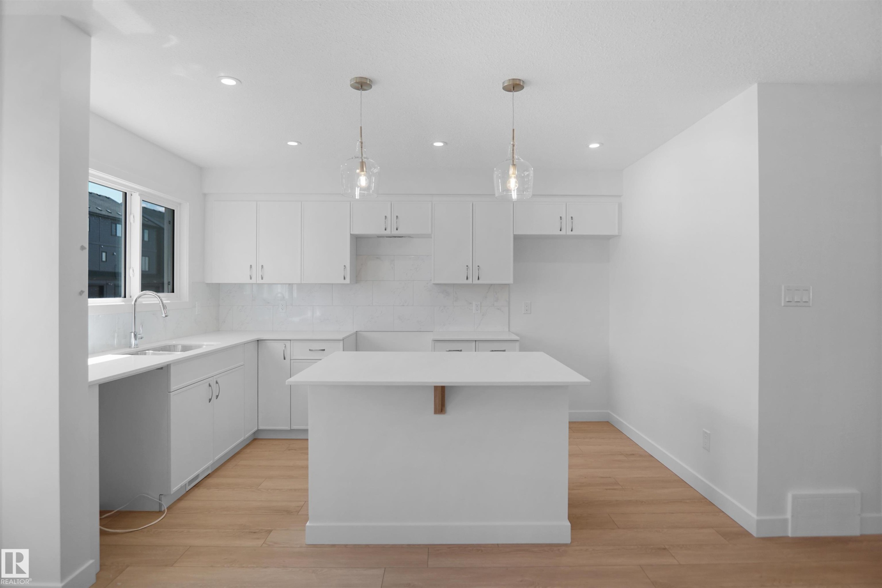 19445 22 Avenue, Edmonton, AB - Indoor Photo Showing Kitchen With Upgraded Kitchen