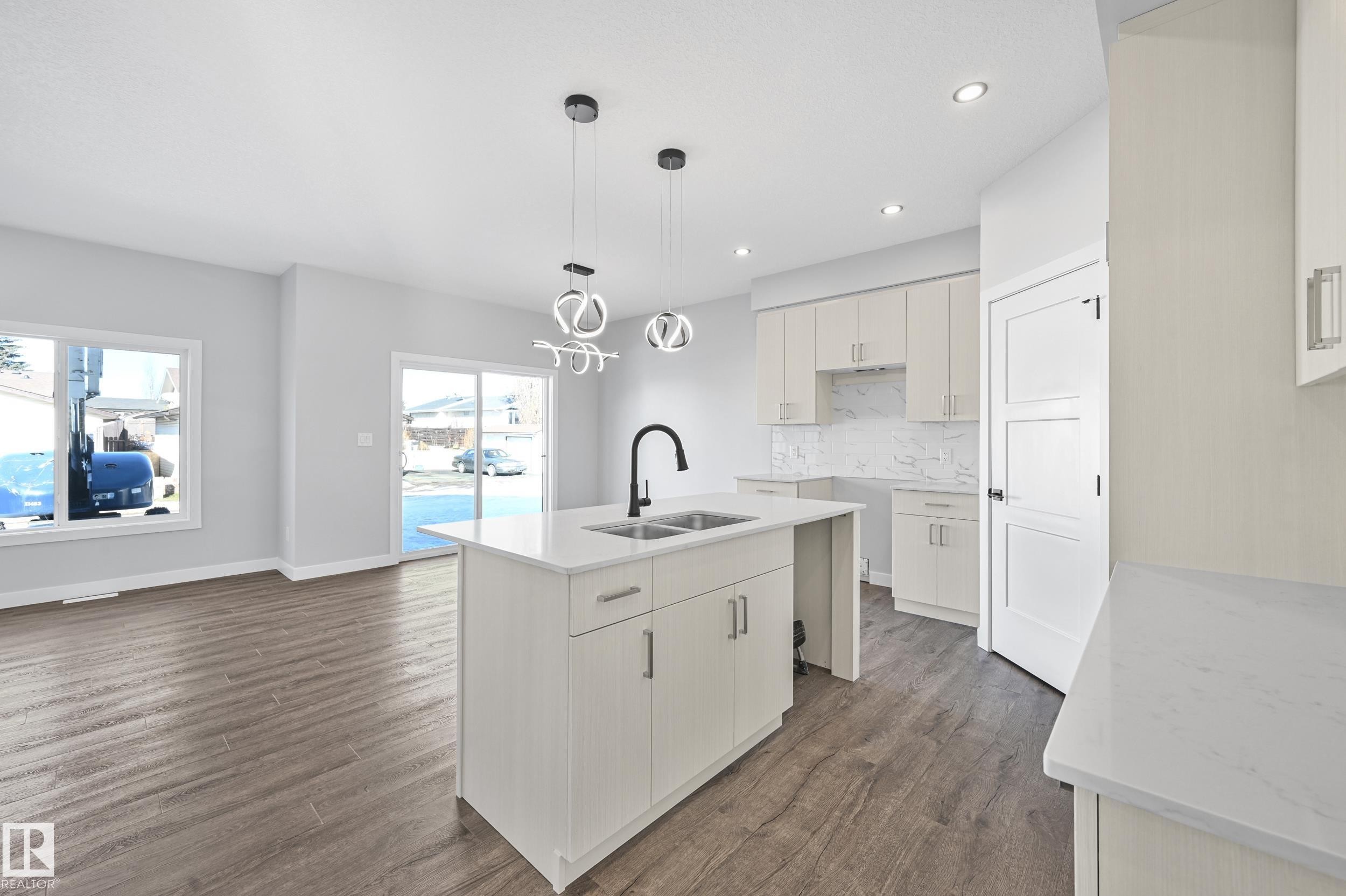 76 Maple Crescent, Gibbons, AB - Indoor Photo Showing Kitchen With Double Sink With Upgraded Kitchen