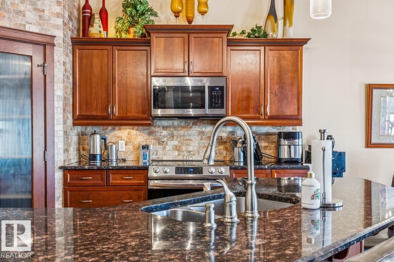 Kitchen with wood cabinets - 38 3003 34 Avenue, Edmonton, AB - Indoor Photo Showing Kitchen With Double Sink With Upgraded Kitchen