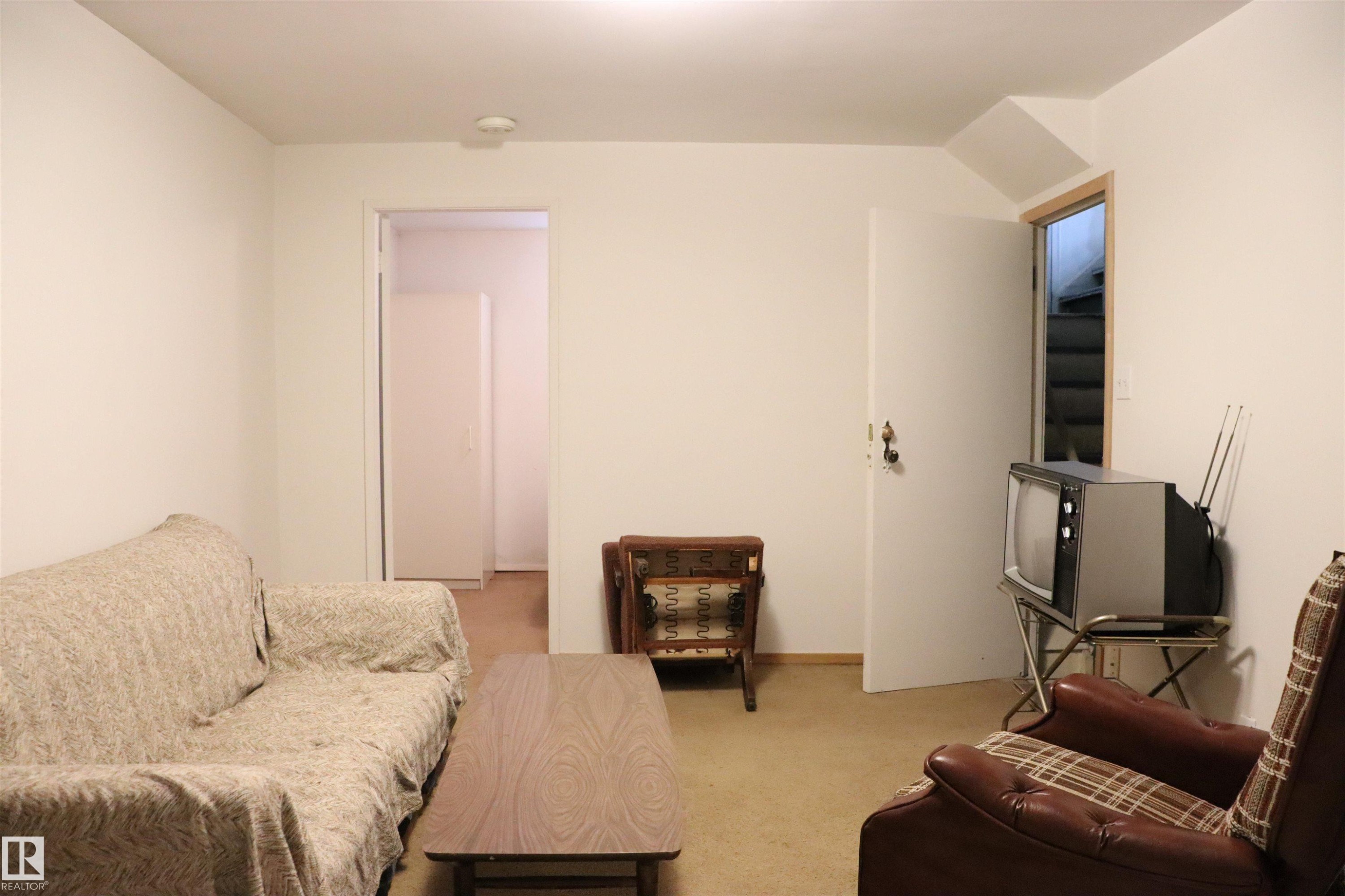 Living area with light carpet - 11250 72 Avenue, Edmonton, AB