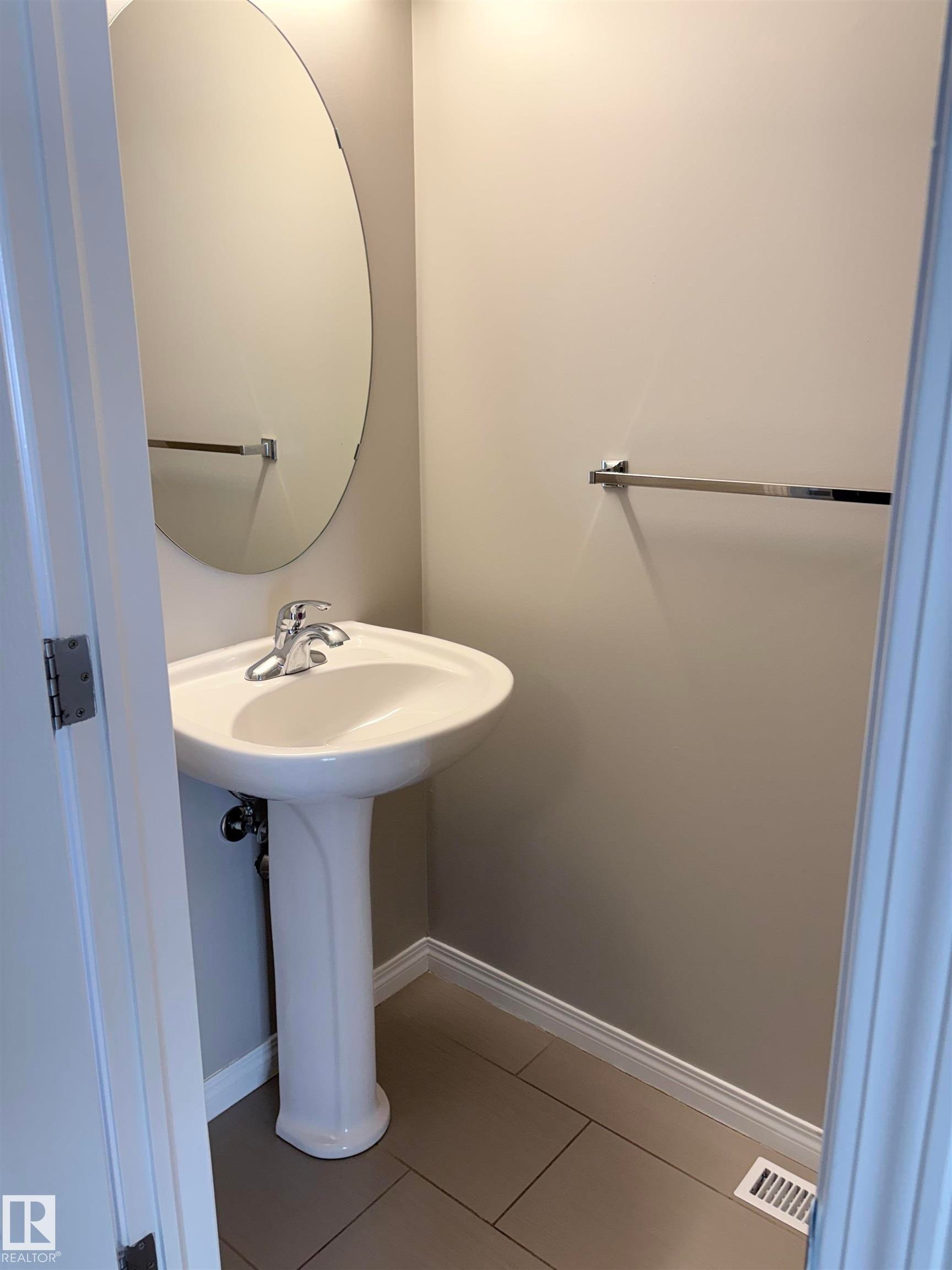 Edmonton, AB - Indoor Photo Showing Bathroom