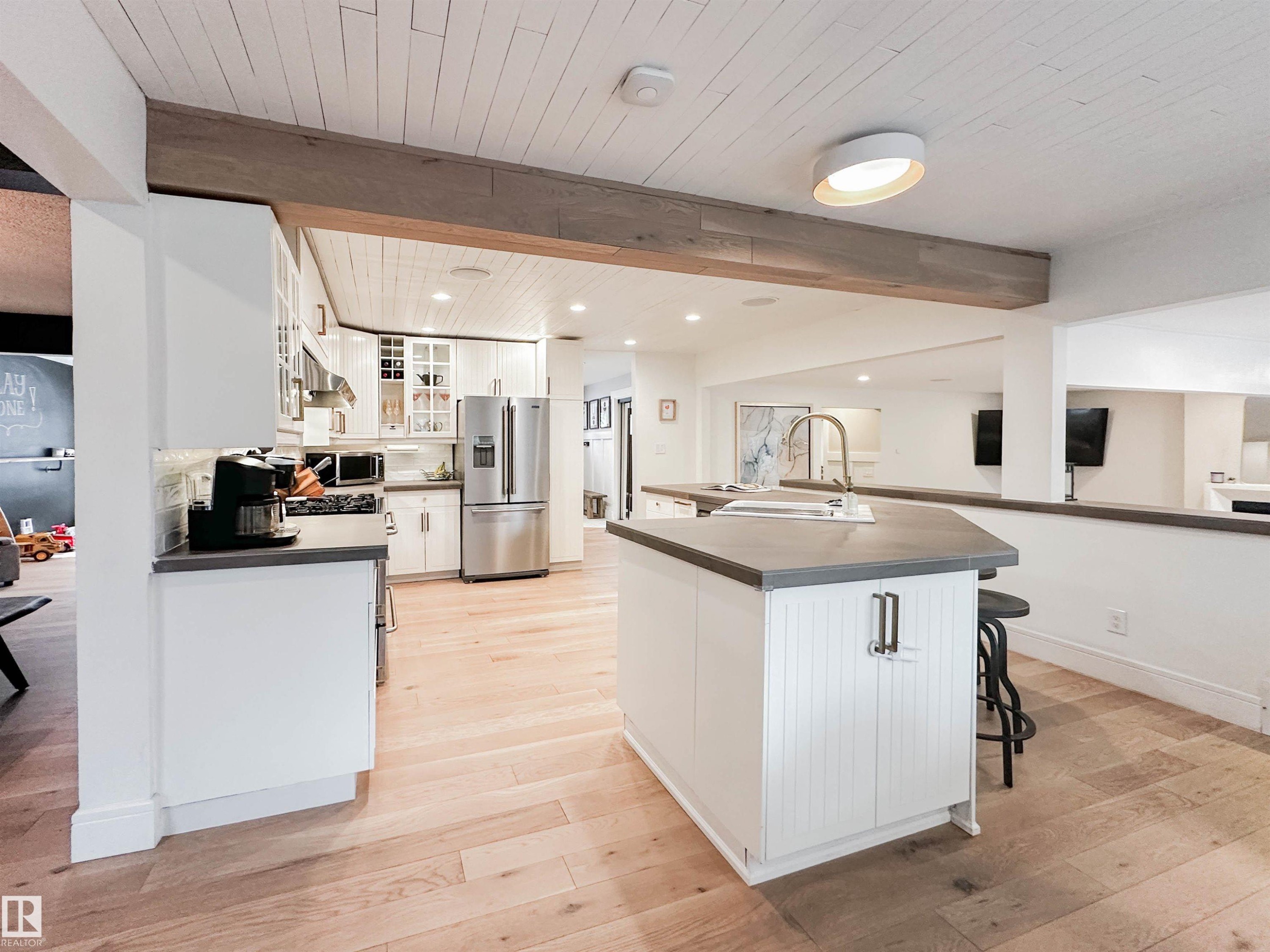 23 Flagstone Crescent, St. Albert, AB - Indoor Photo Showing Kitchen