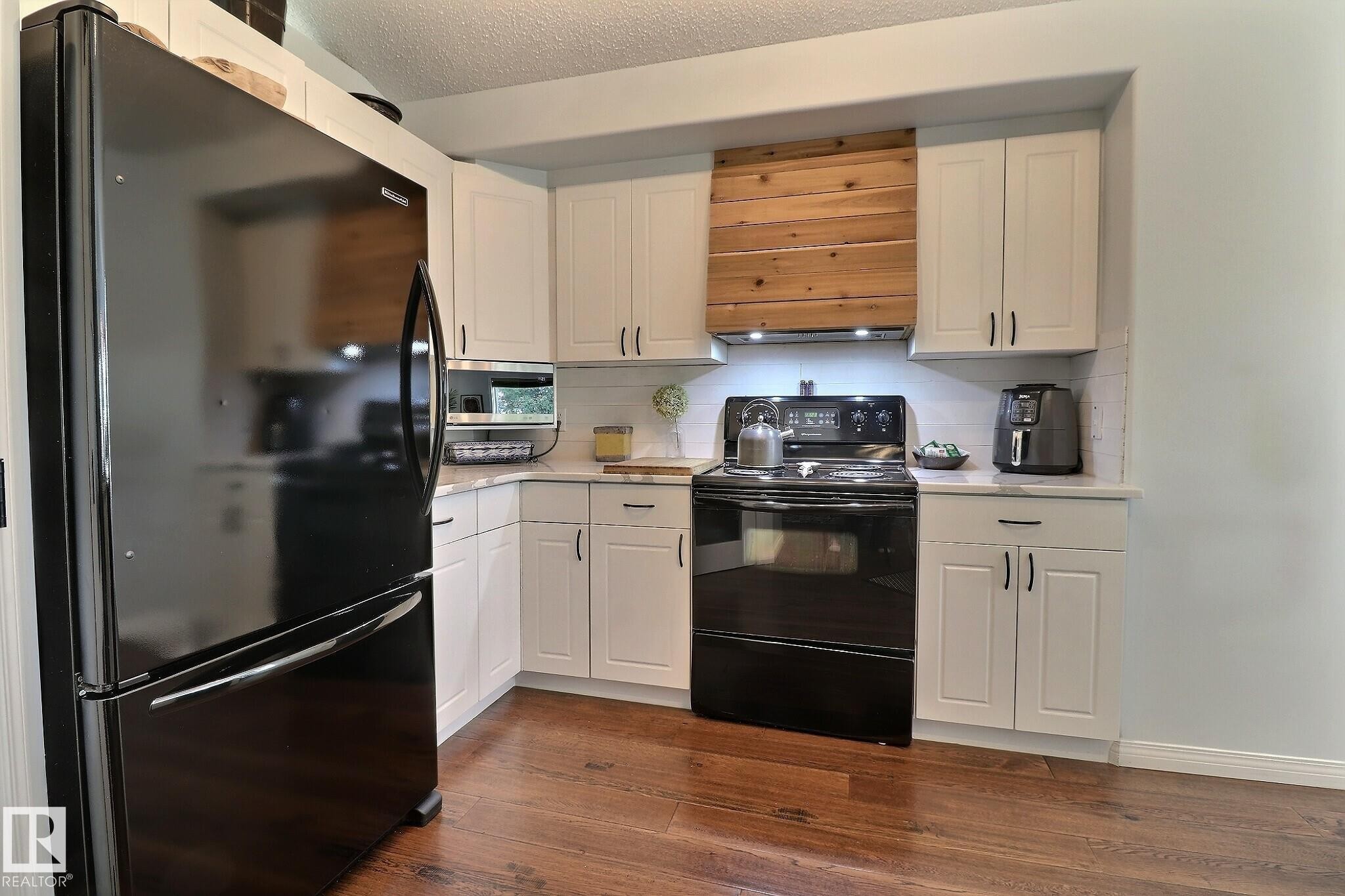 4343 Mcmullen Way, Edmonton, AB - Indoor Photo Showing Kitchen