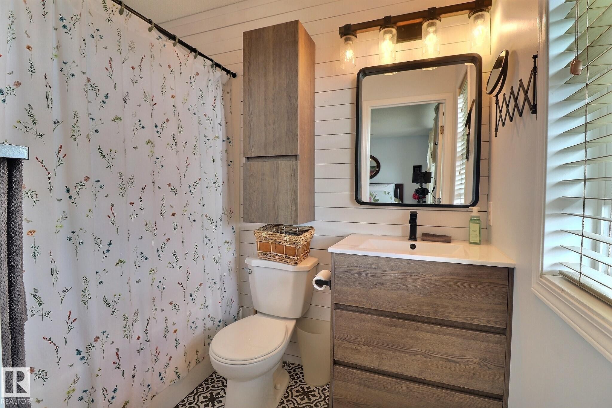 4343 Mcmullen Way, Edmonton, AB - Indoor Photo Showing Bathroom