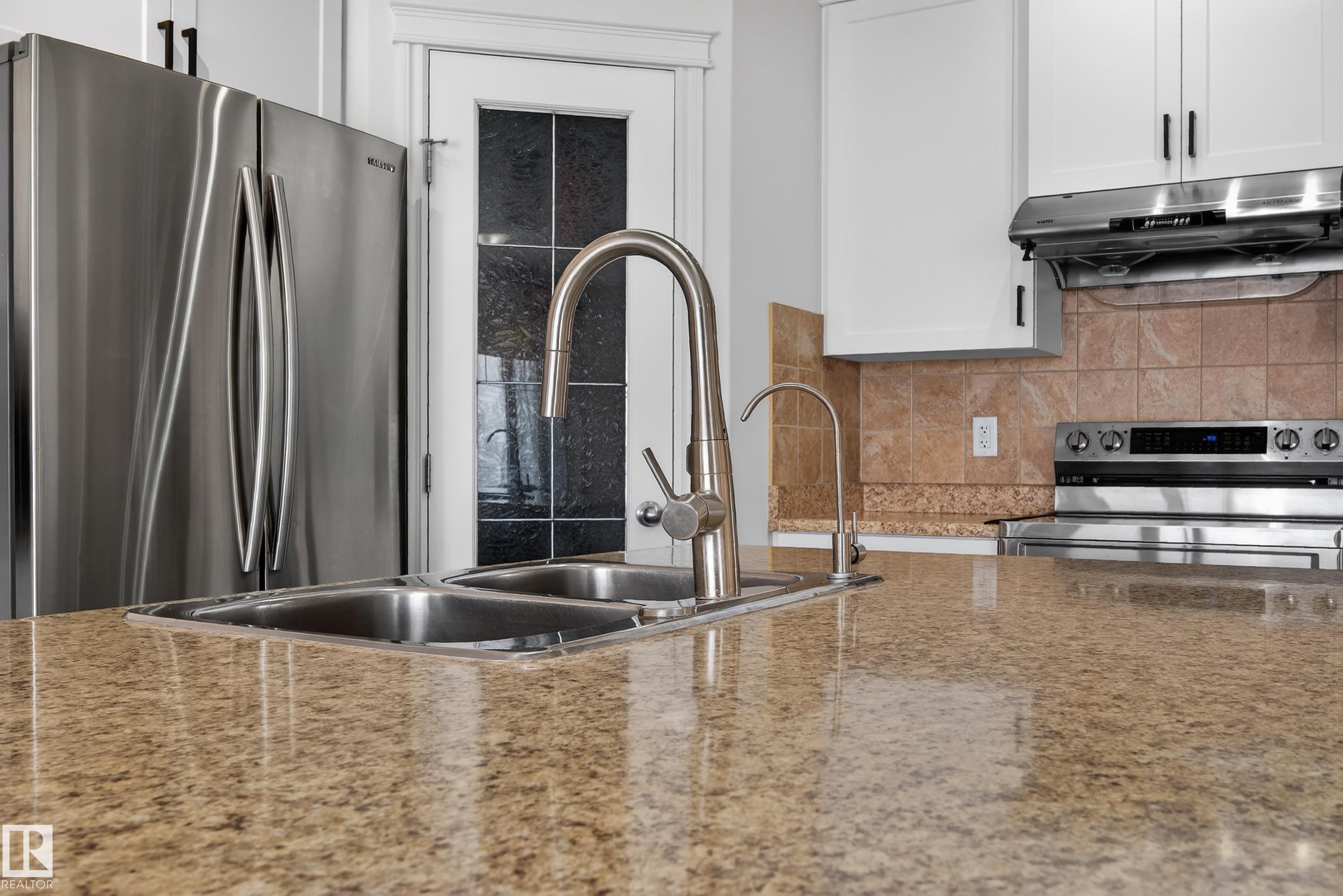 7507 Speaker Way, Edmonton, AB - Indoor Photo Showing Kitchen With Stainless Steel Kitchen With Double Sink With Upgraded Kitchen