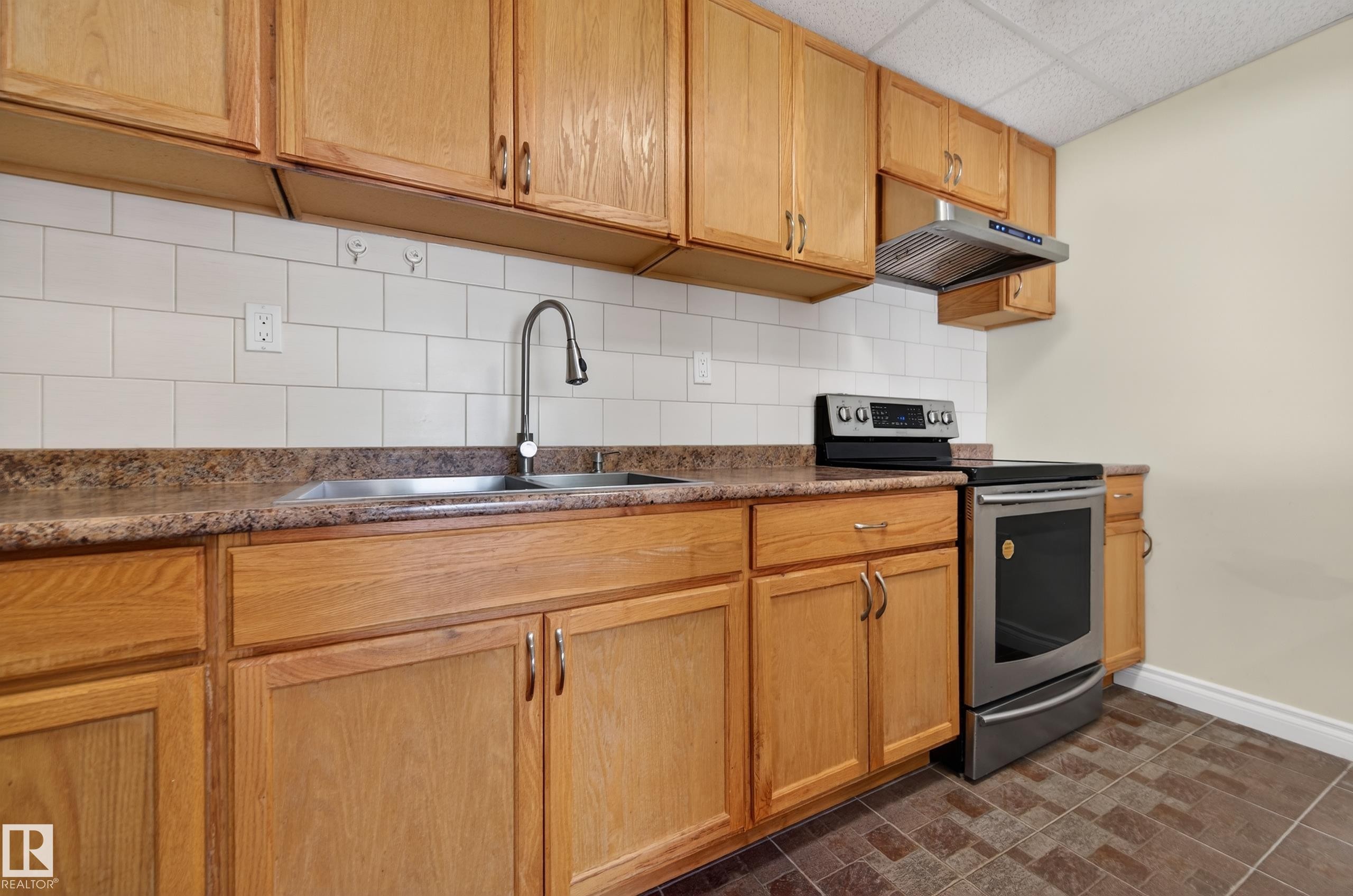 7507 Speaker Way, Edmonton, AB - Indoor Photo Showing Kitchen With Double Sink
