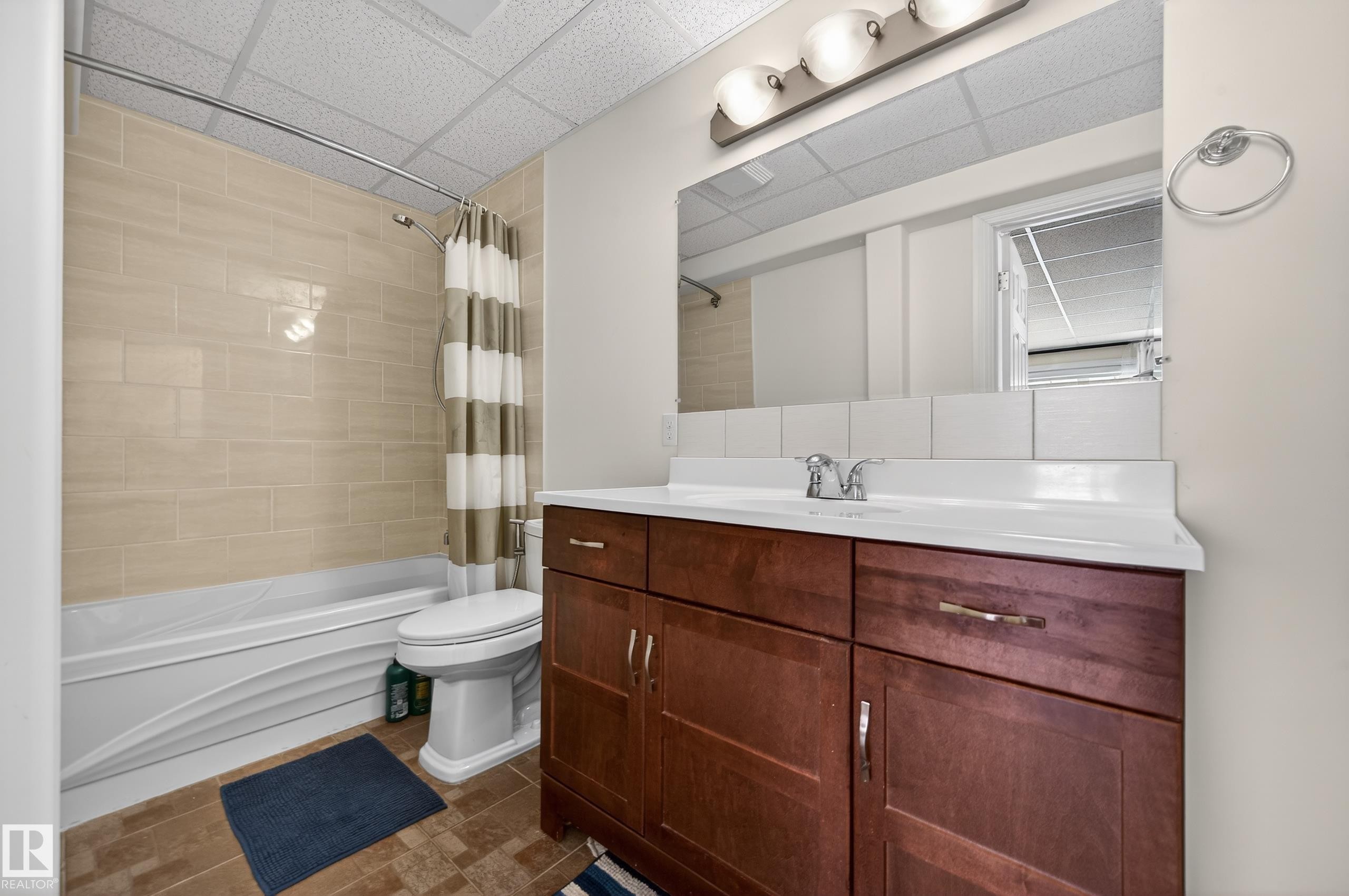 7507 Speaker Way, Edmonton, AB - Indoor Photo Showing Bathroom