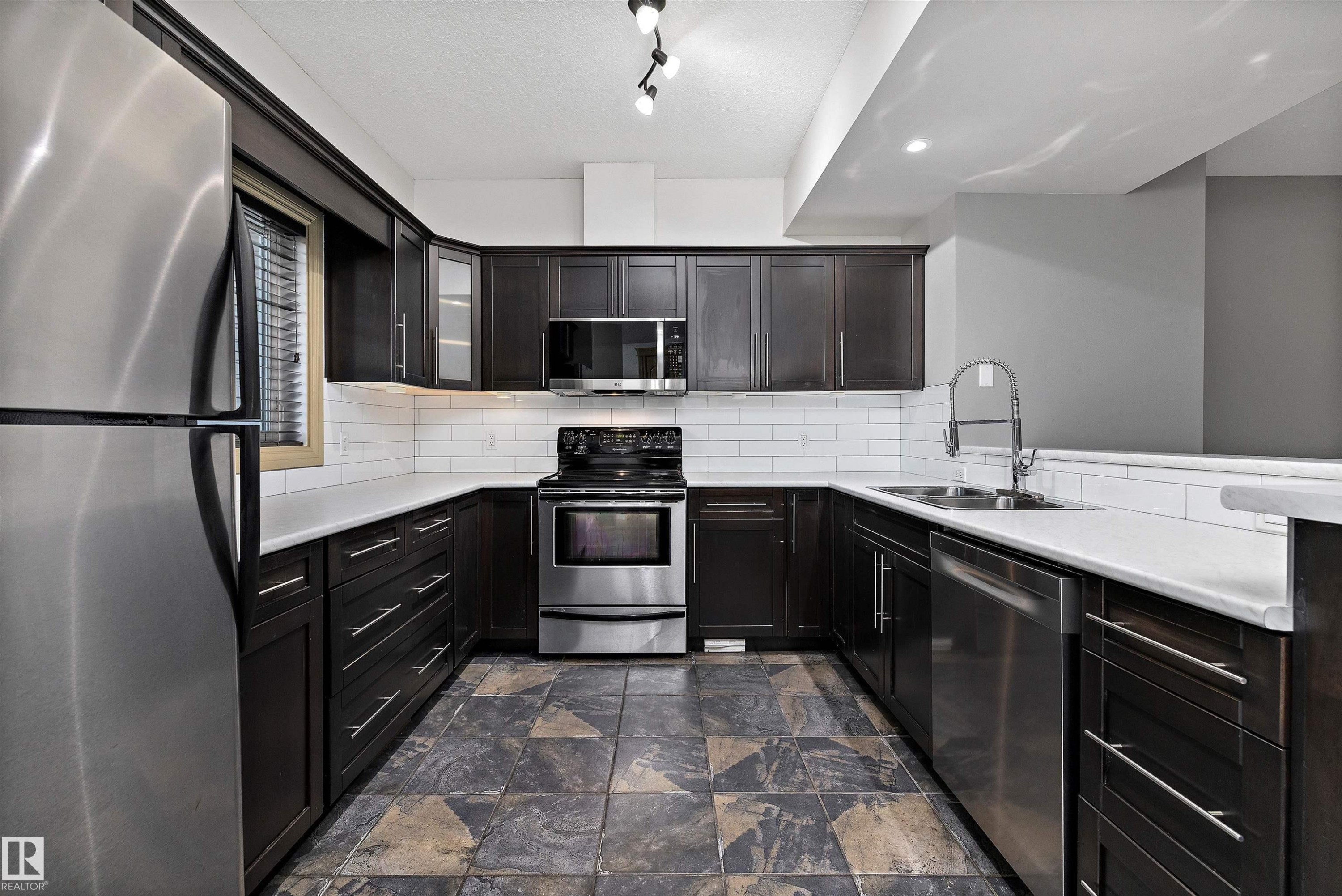 17 903 Rutherford Road, Edmonton, AB - Indoor Photo Showing Kitchen With Stainless Steel Kitchen With Double Sink With Upgraded Kitchen