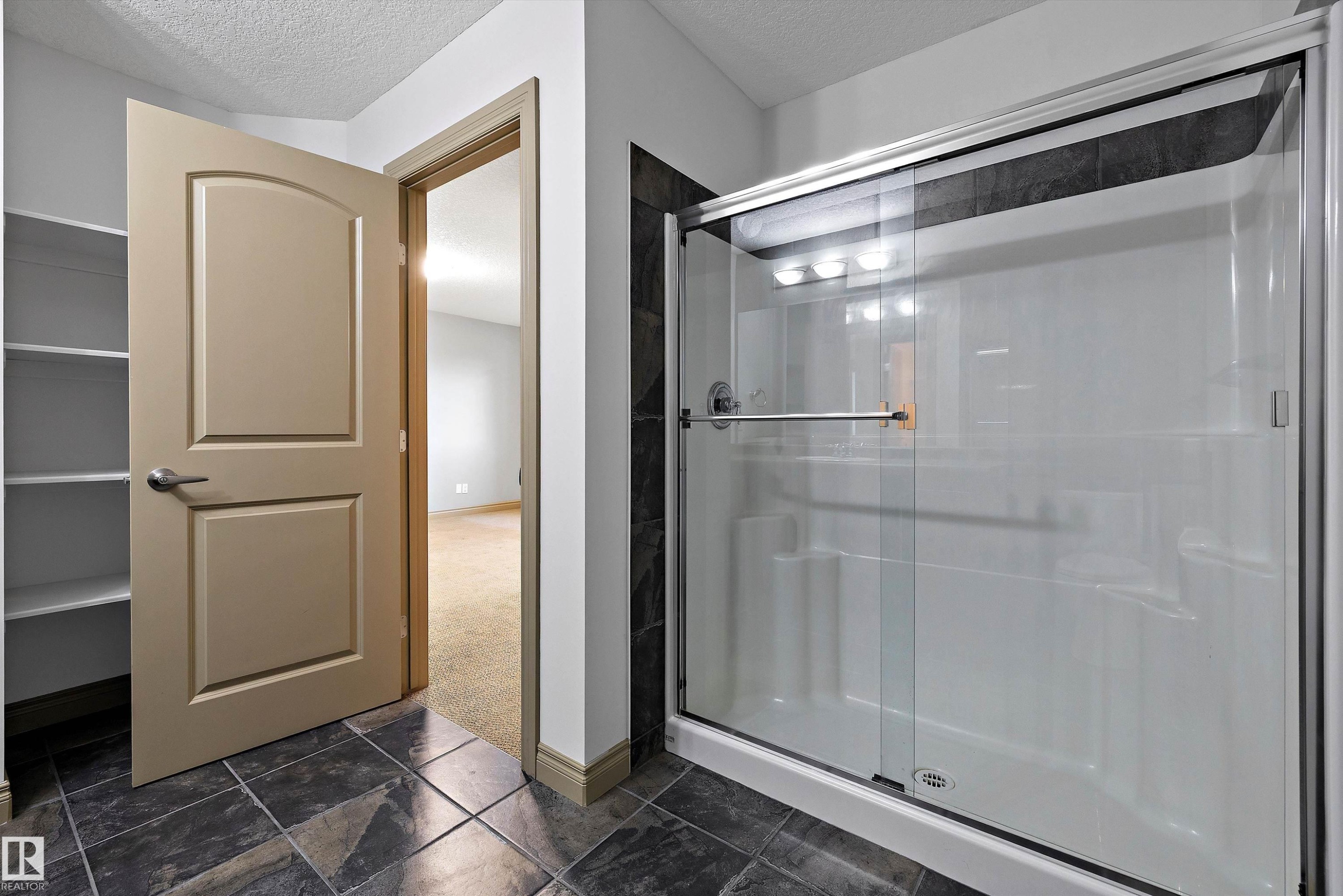 17 903 Rutherford Road, Edmonton, AB - Indoor Photo Showing Bathroom