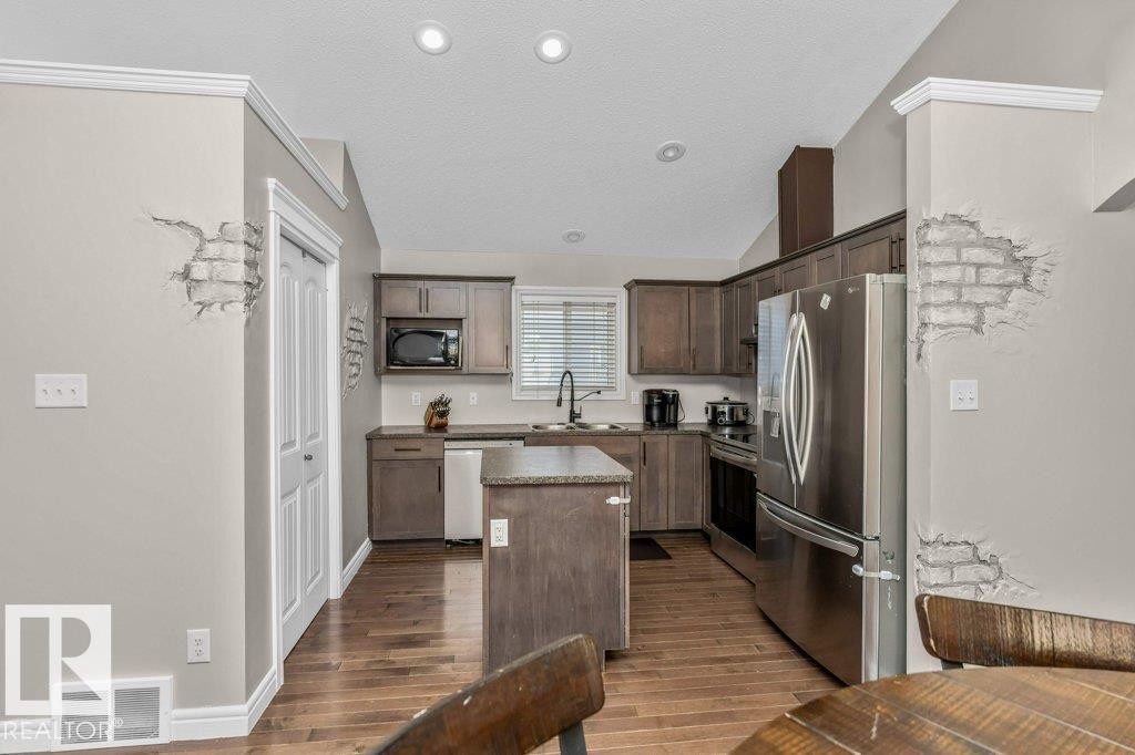 407 Watt Boulevard, Edmonton, AB - Indoor Photo Showing Kitchen With Double Sink