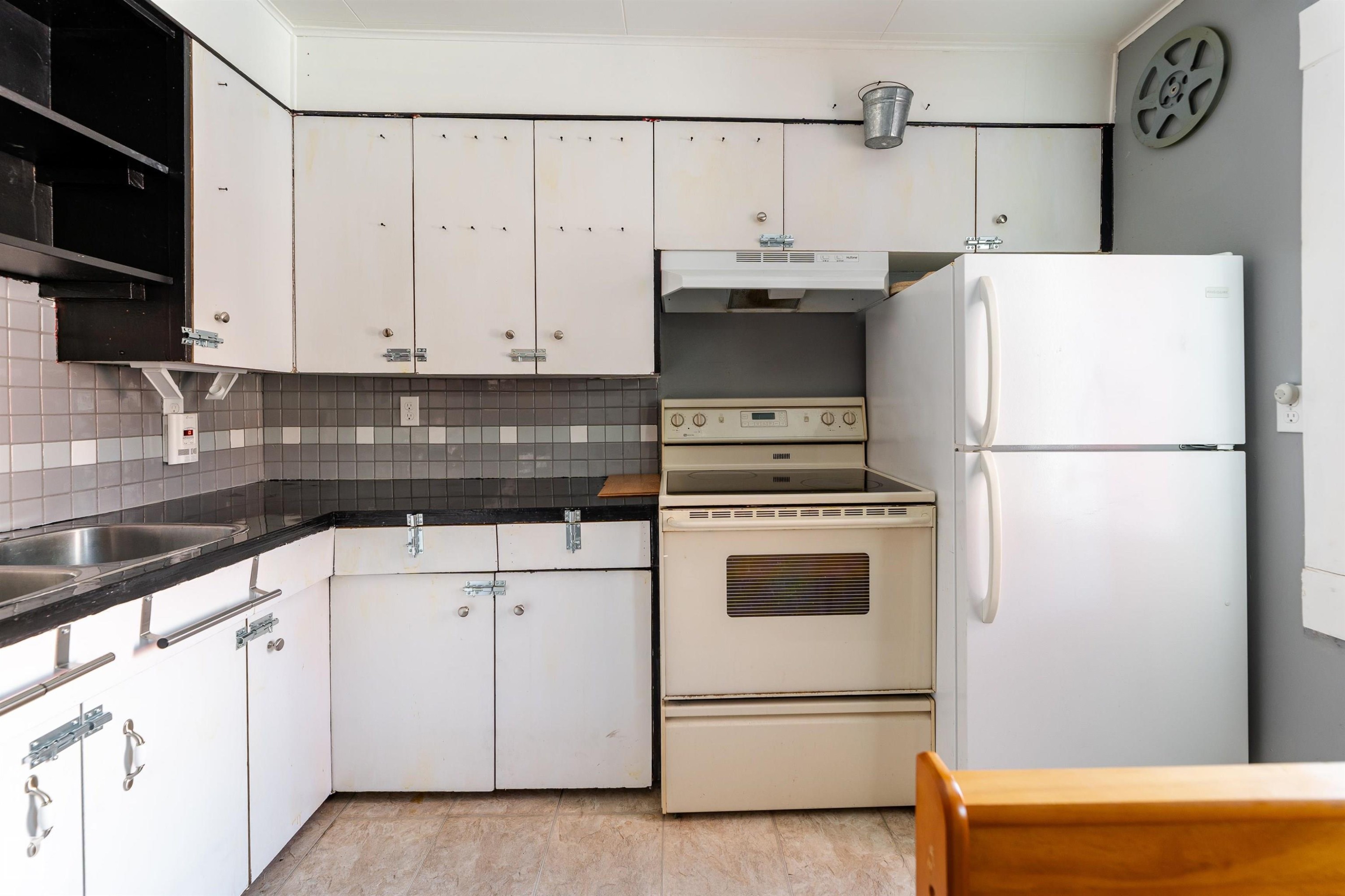 12742 Fort Road, Edmonton, AB - Indoor Photo Showing Kitchen
