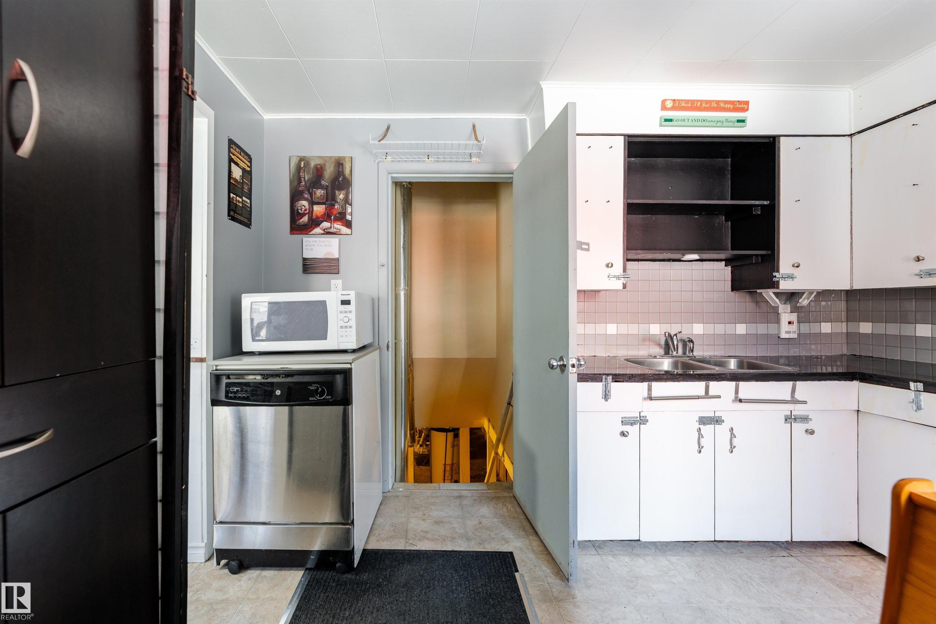 12742 Fort Road, Edmonton, AB - Indoor Photo Showing Kitchen With Double Sink