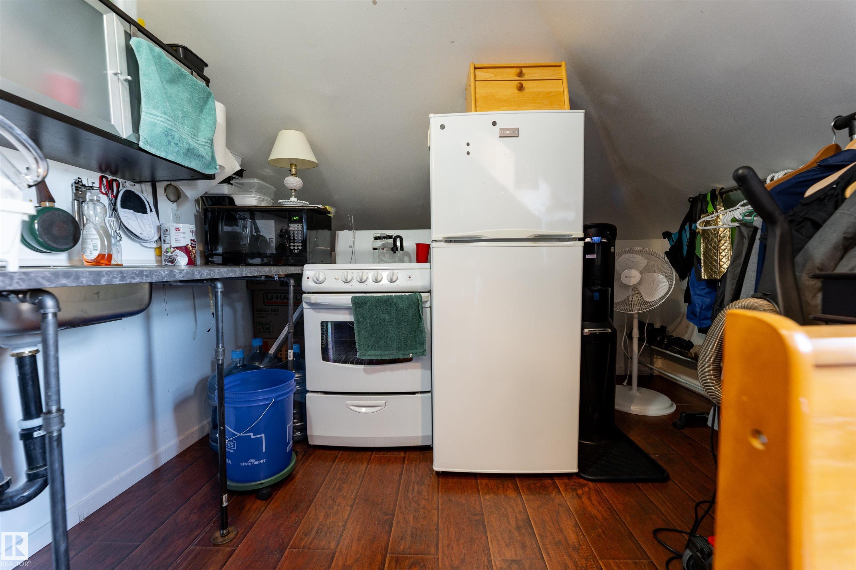 12742 Fort Road, Edmonton, AB - Indoor Photo Showing Kitchen