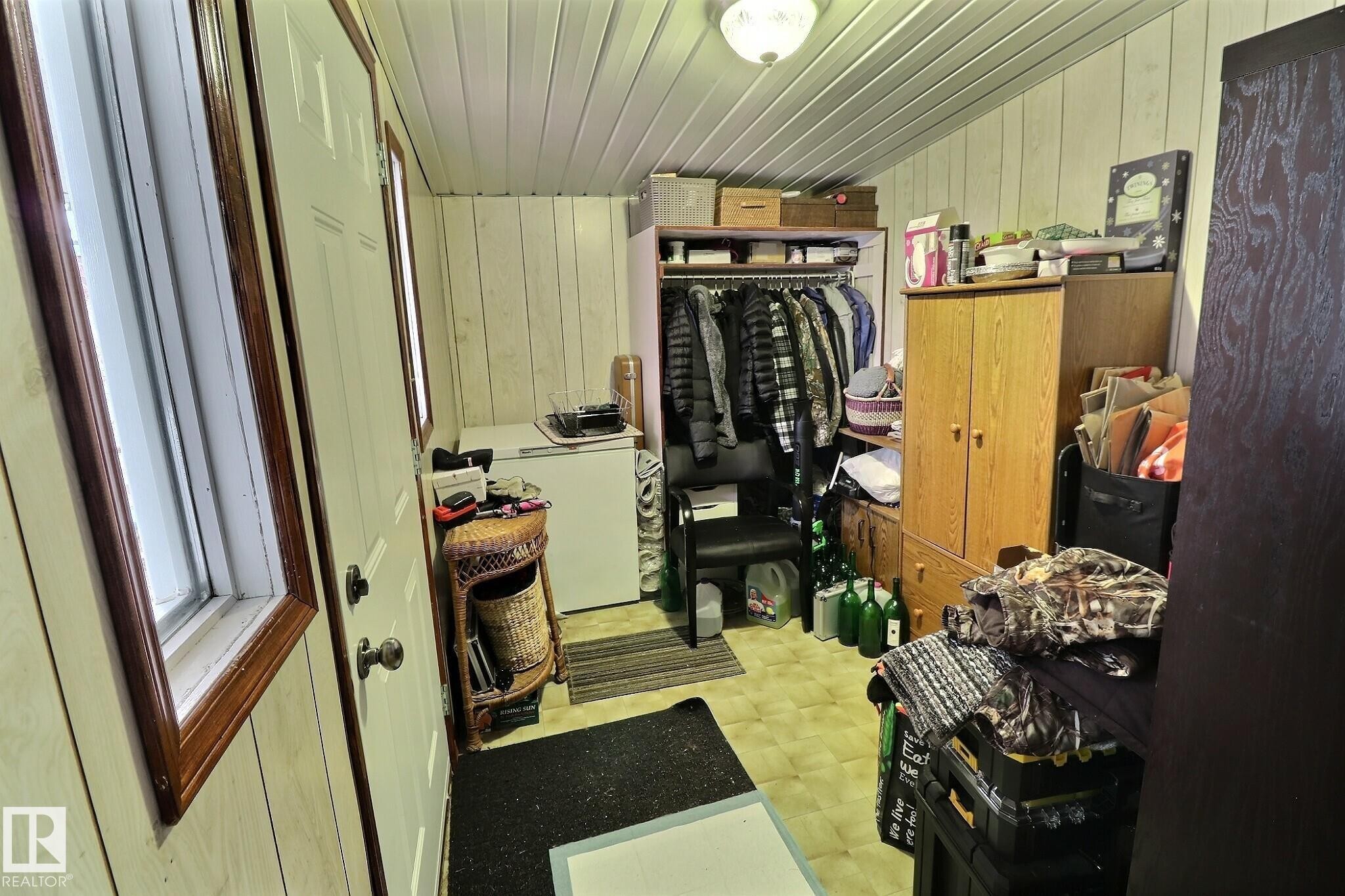 290 Juniper Crescent, Edmonton, AB - Indoor Photo Showing Other Room