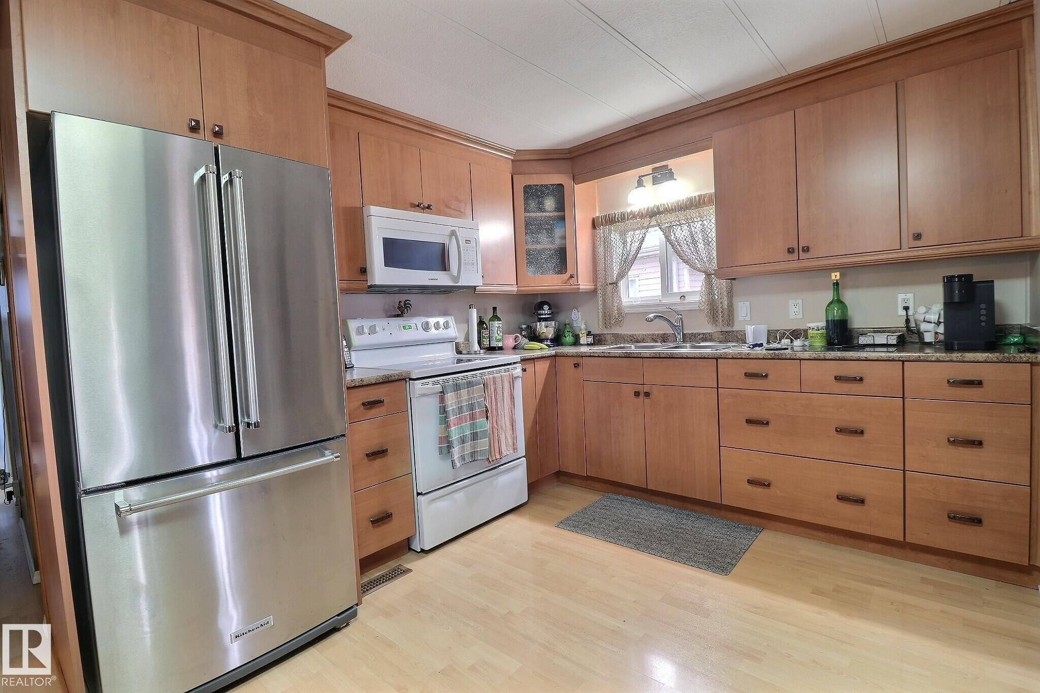 290 Juniper Crescent, Edmonton, AB - Indoor Photo Showing Kitchen