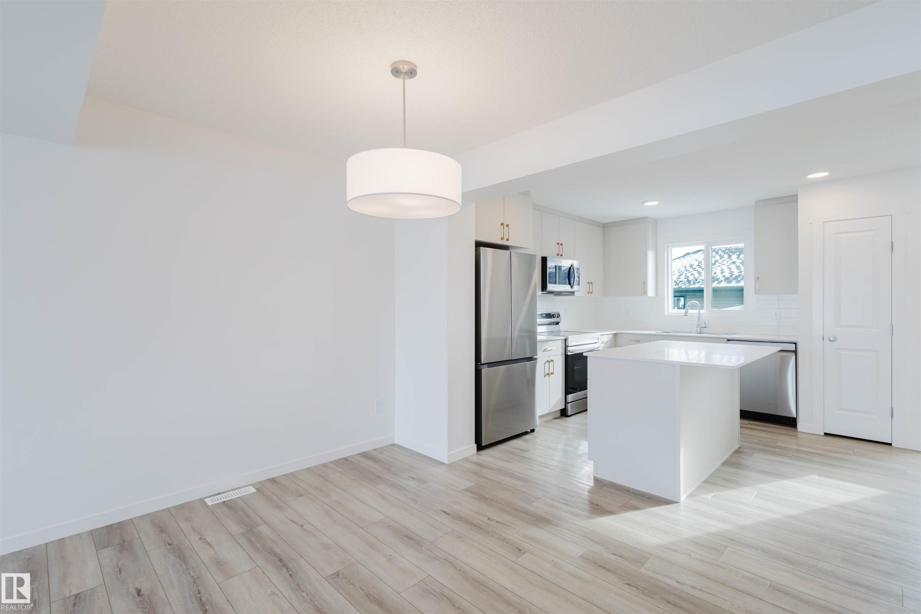 2 1237 Keswick Drive, Edmonton, AB - Indoor Photo Showing Kitchen