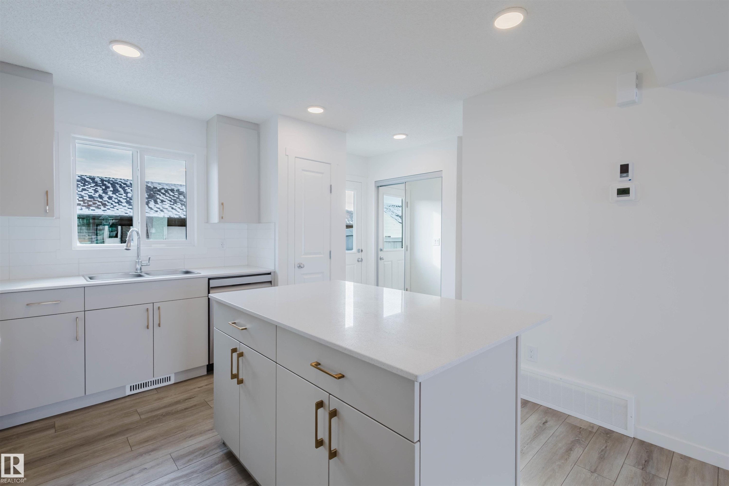 2 1237 Keswick Drive, Edmonton, AB - Indoor Photo Showing Kitchen
