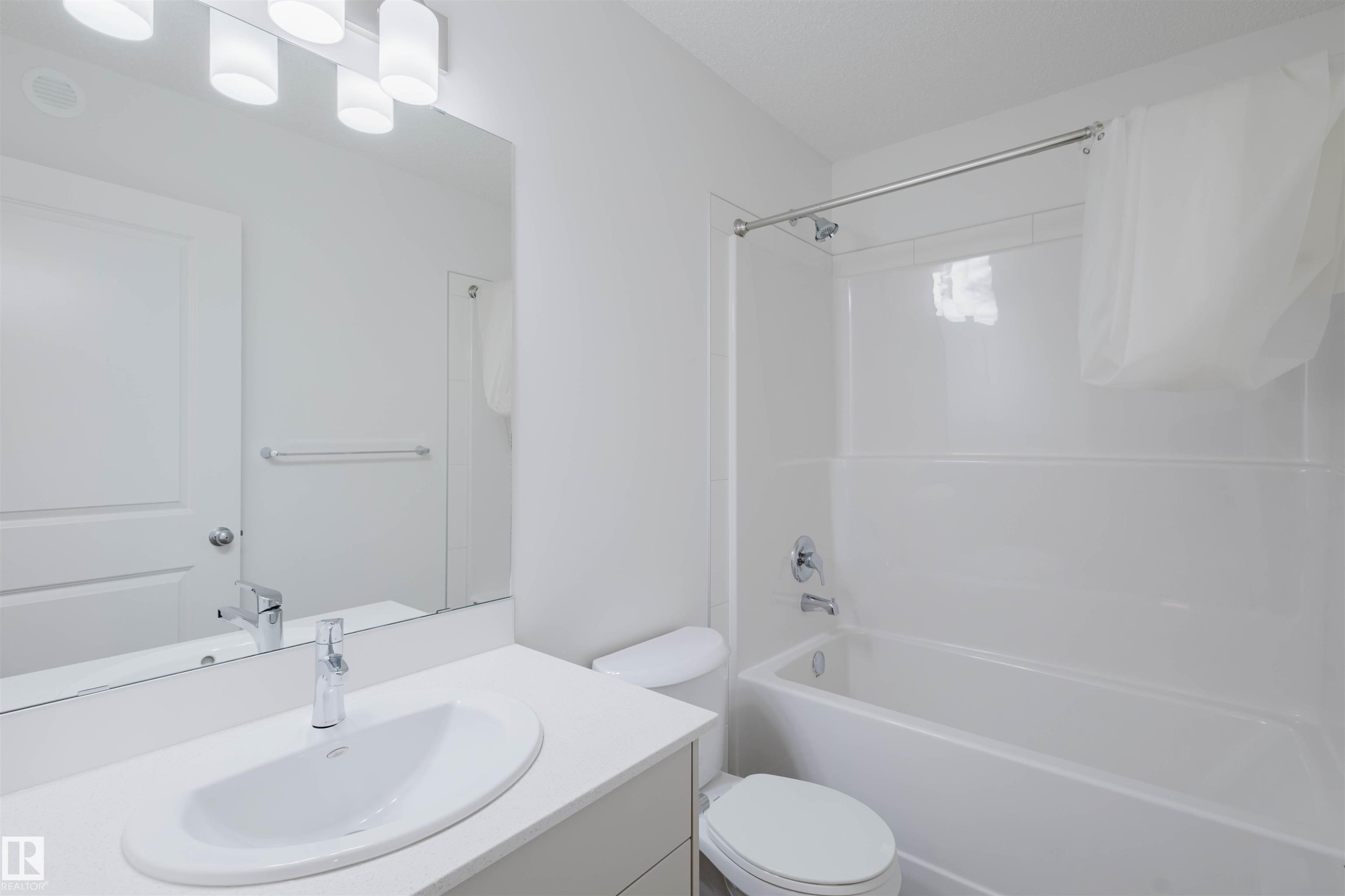 2 1237 Keswick Drive, Edmonton, AB - Indoor Photo Showing Bathroom