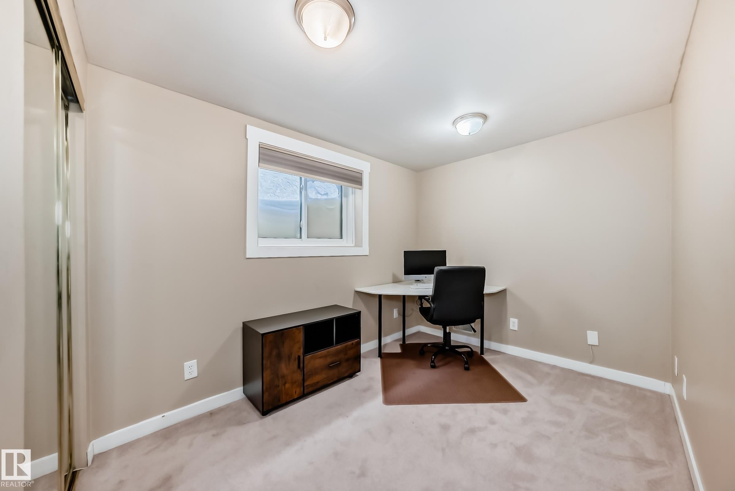 Office area featuring light carpet and baseboards - 7011 190B Street, Edmonton, AB - Indoor