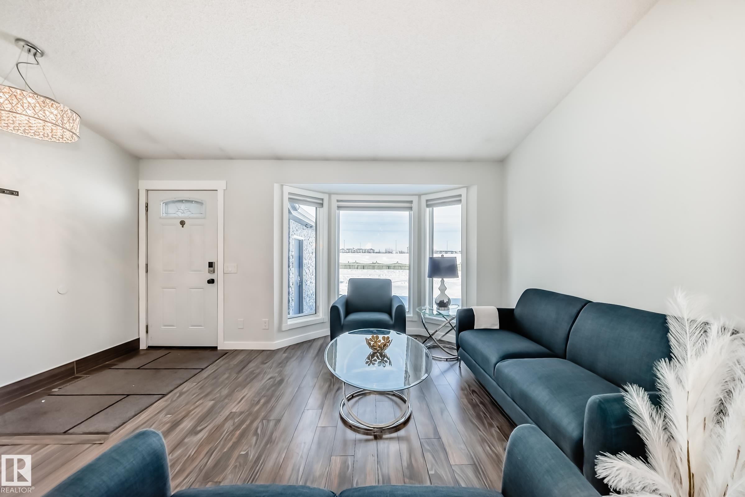 Living room featuring wood finished floors and baseboards - 7011 190B Street, Edmonton, AB - Indoor Photo Showing Living Room