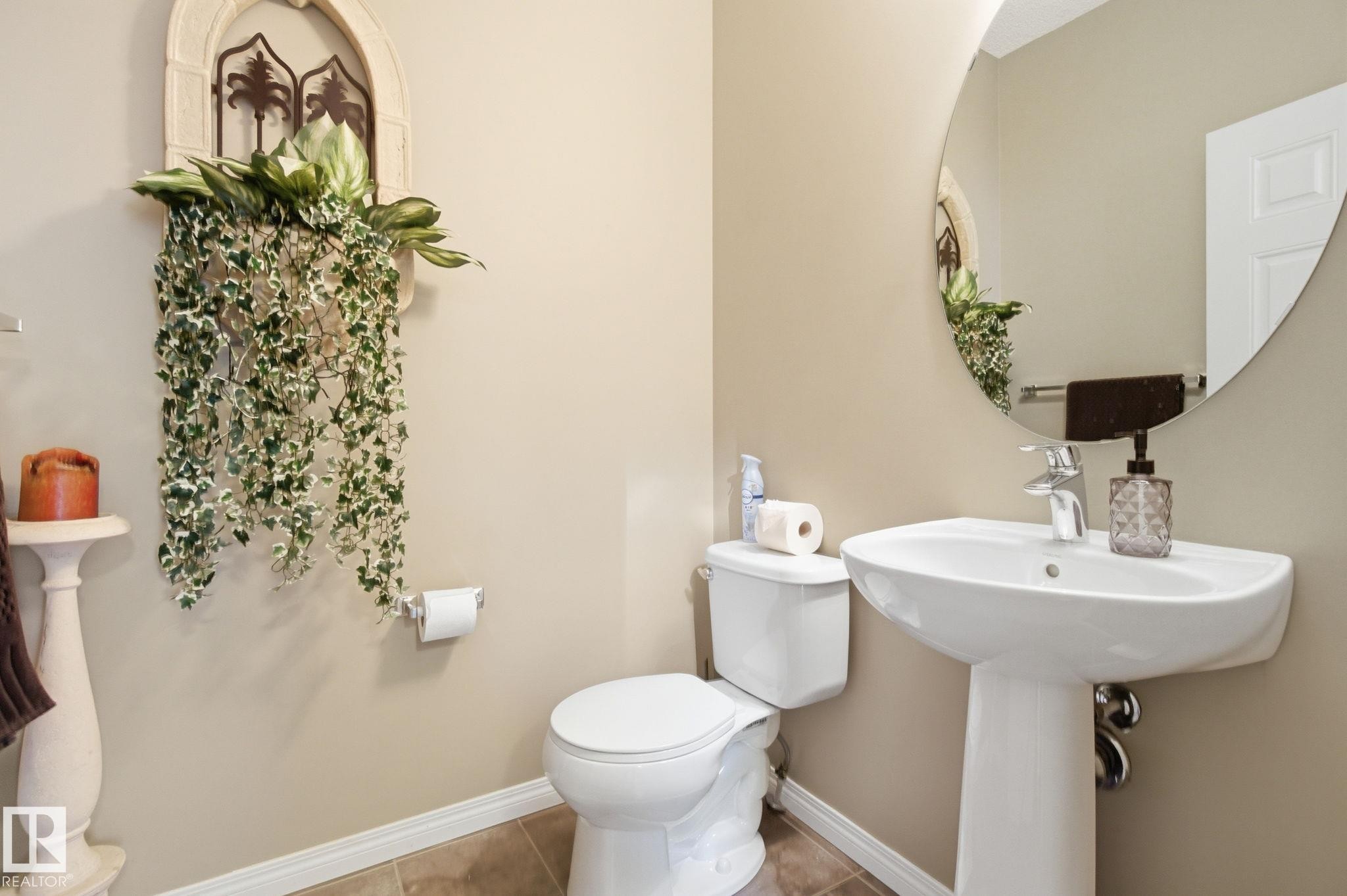 Half bath featuring baseboards and tile patterned floors - 3087 Arthurs Crescent, Edmonton, AB - Indoor Photo Showing Bathroom