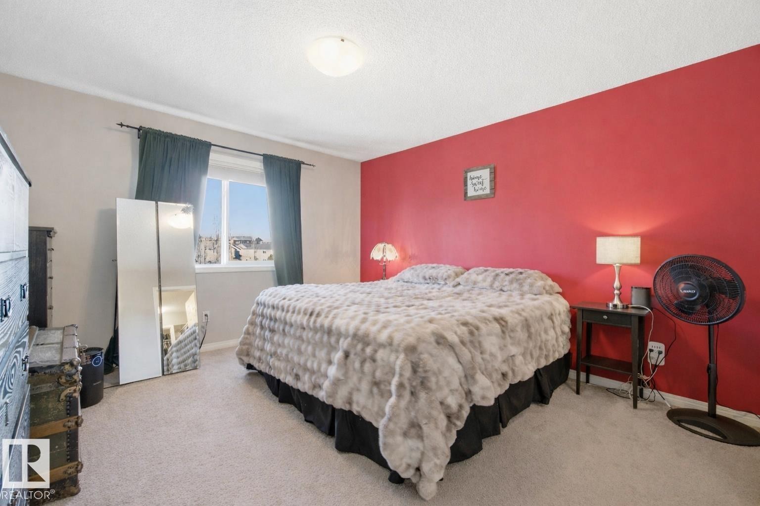 Bedroom featuring light colored carpet and a textured ceiling - 3087 Arthurs Crescent, Edmonton, AB - Indoor Photo Showing Bedroom