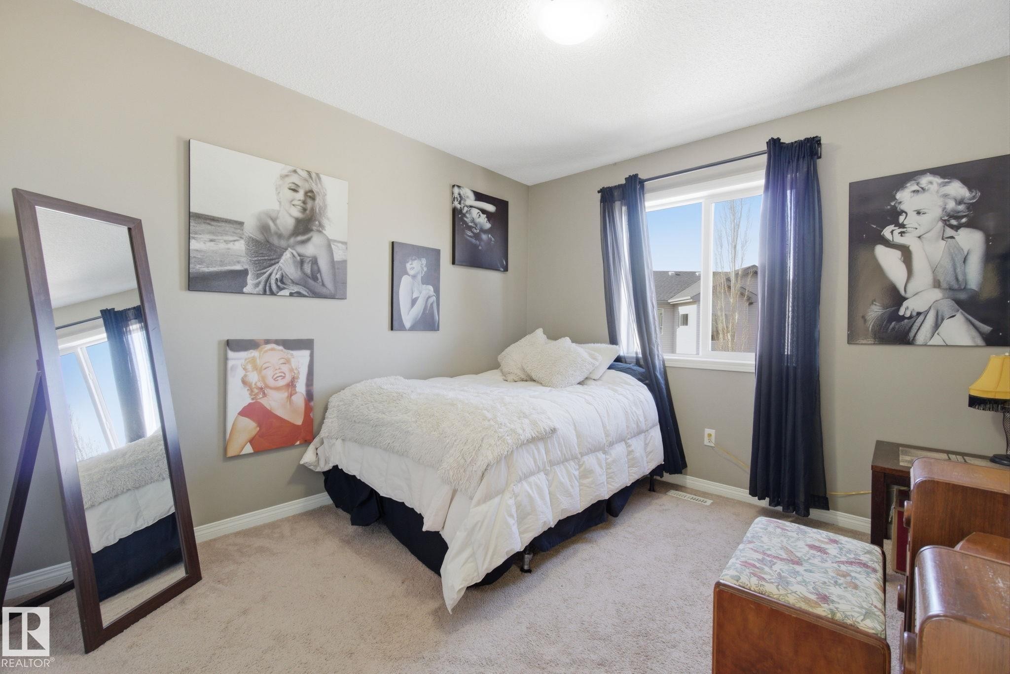 Bedroom with carpet flooring - 3087 Arthurs Crescent, Edmonton, AB - Indoor Photo Showing Bedroom